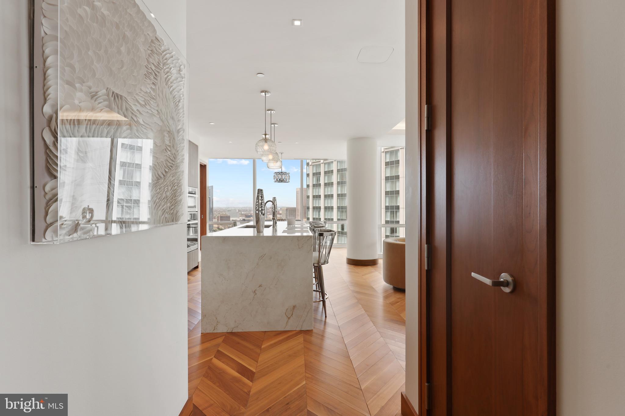 FOUR SEASONS PRIVATE RESIDENCES - Residential