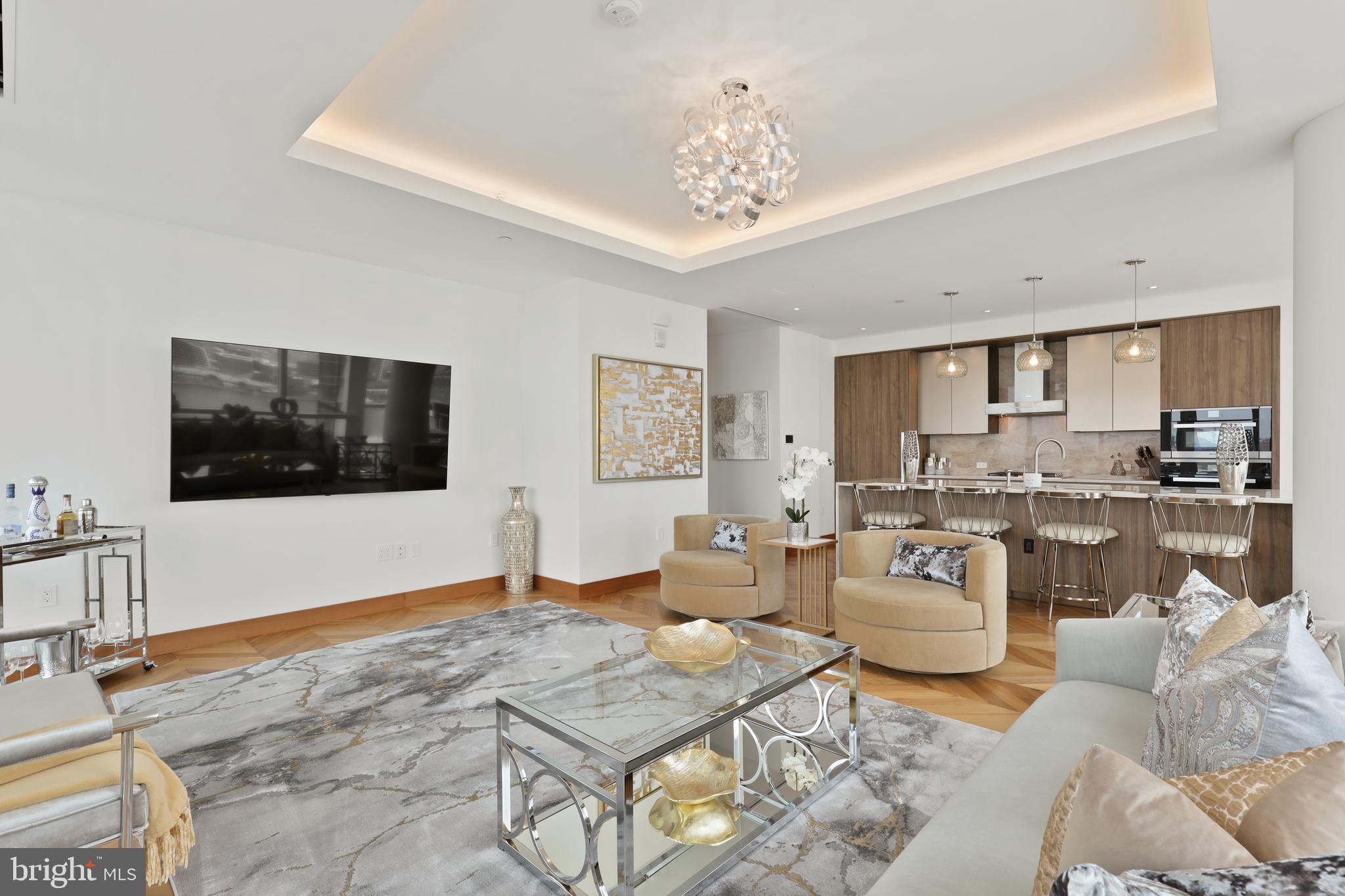 FOUR SEASONS PRIVATE RESIDENCES - Residential