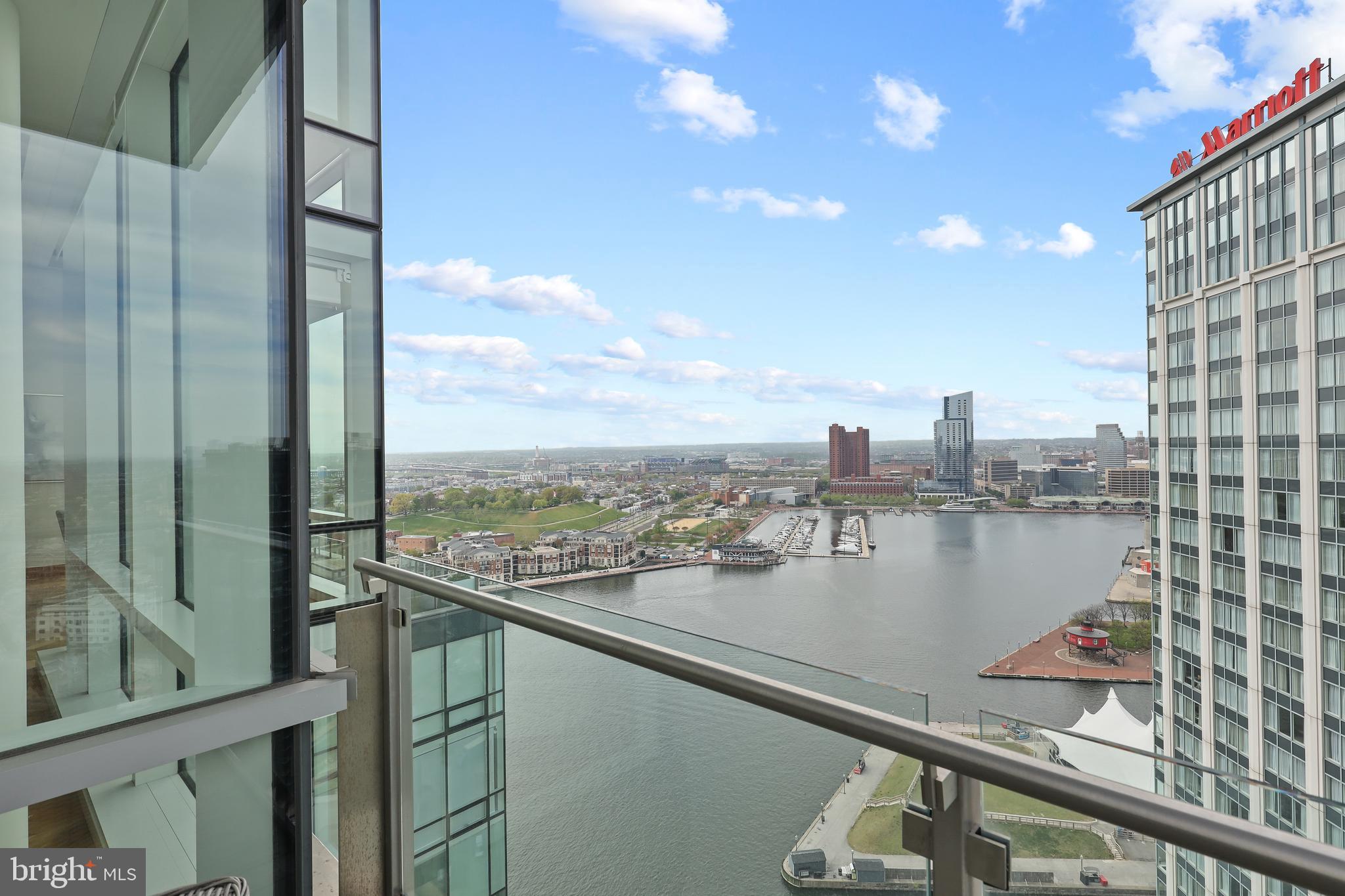 FOUR SEASONS PRIVATE RESIDENCES - Residential