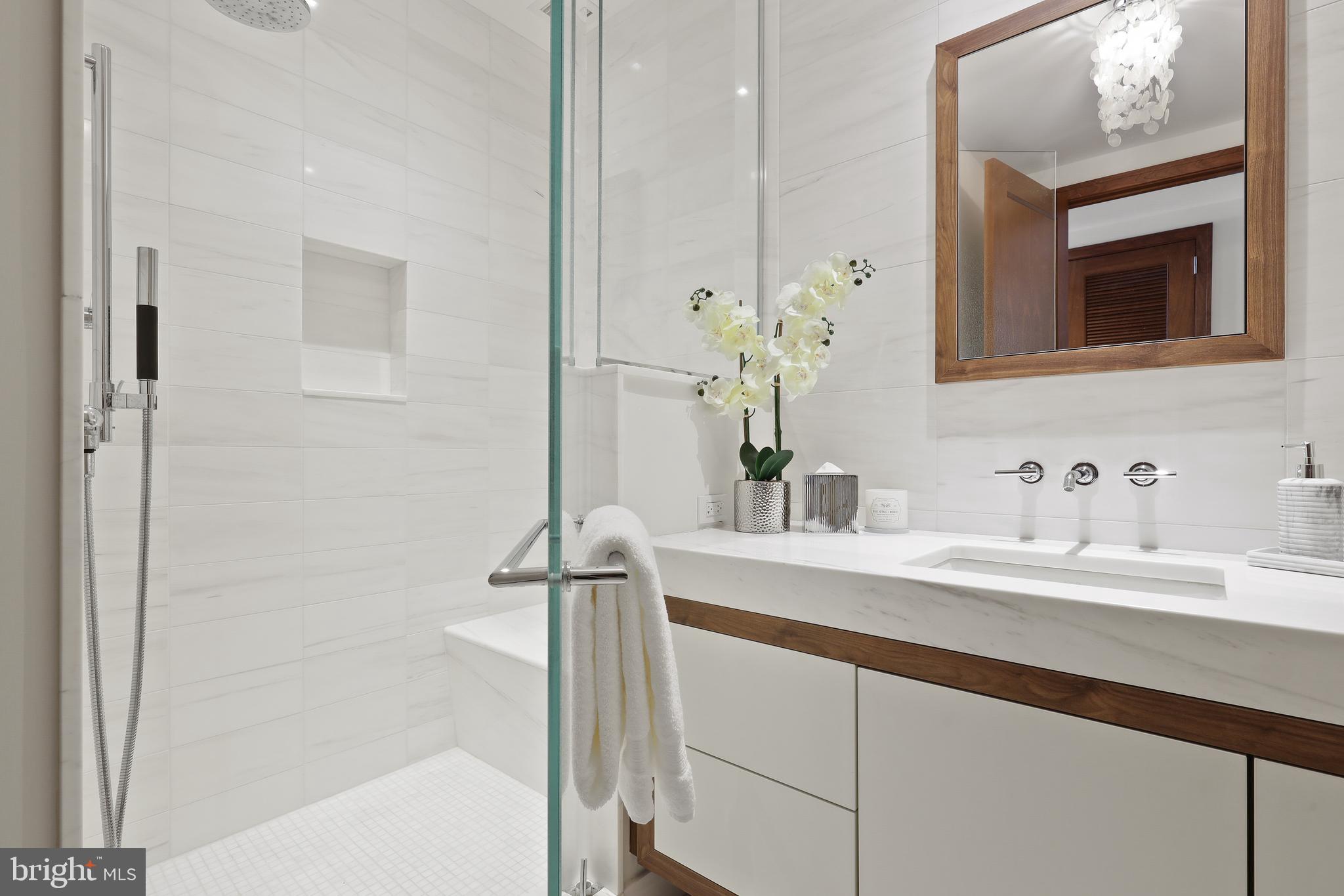 FOUR SEASONS PRIVATE RESIDENCES - Residential