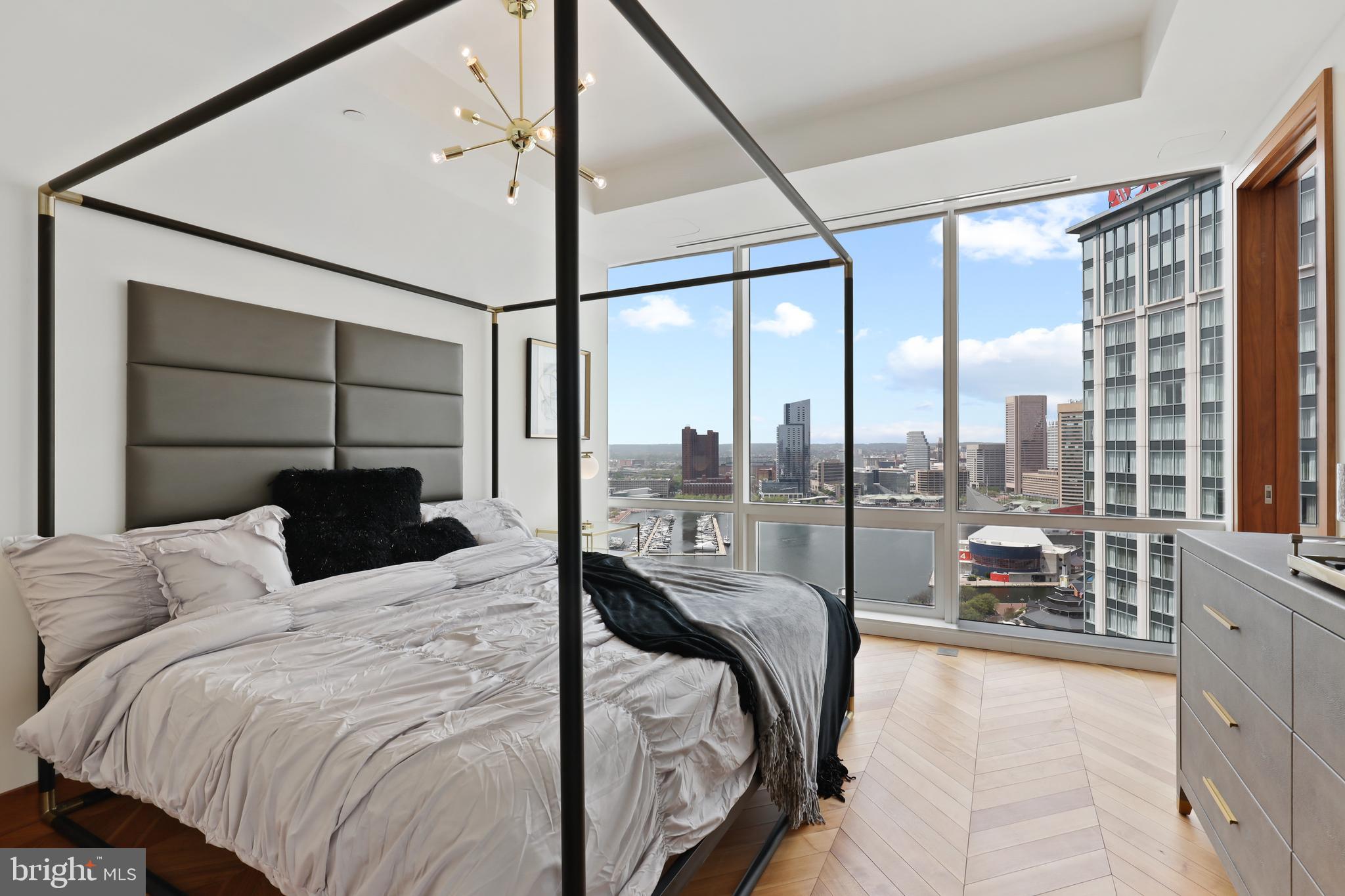 FOUR SEASONS PRIVATE RESIDENCES - Residential