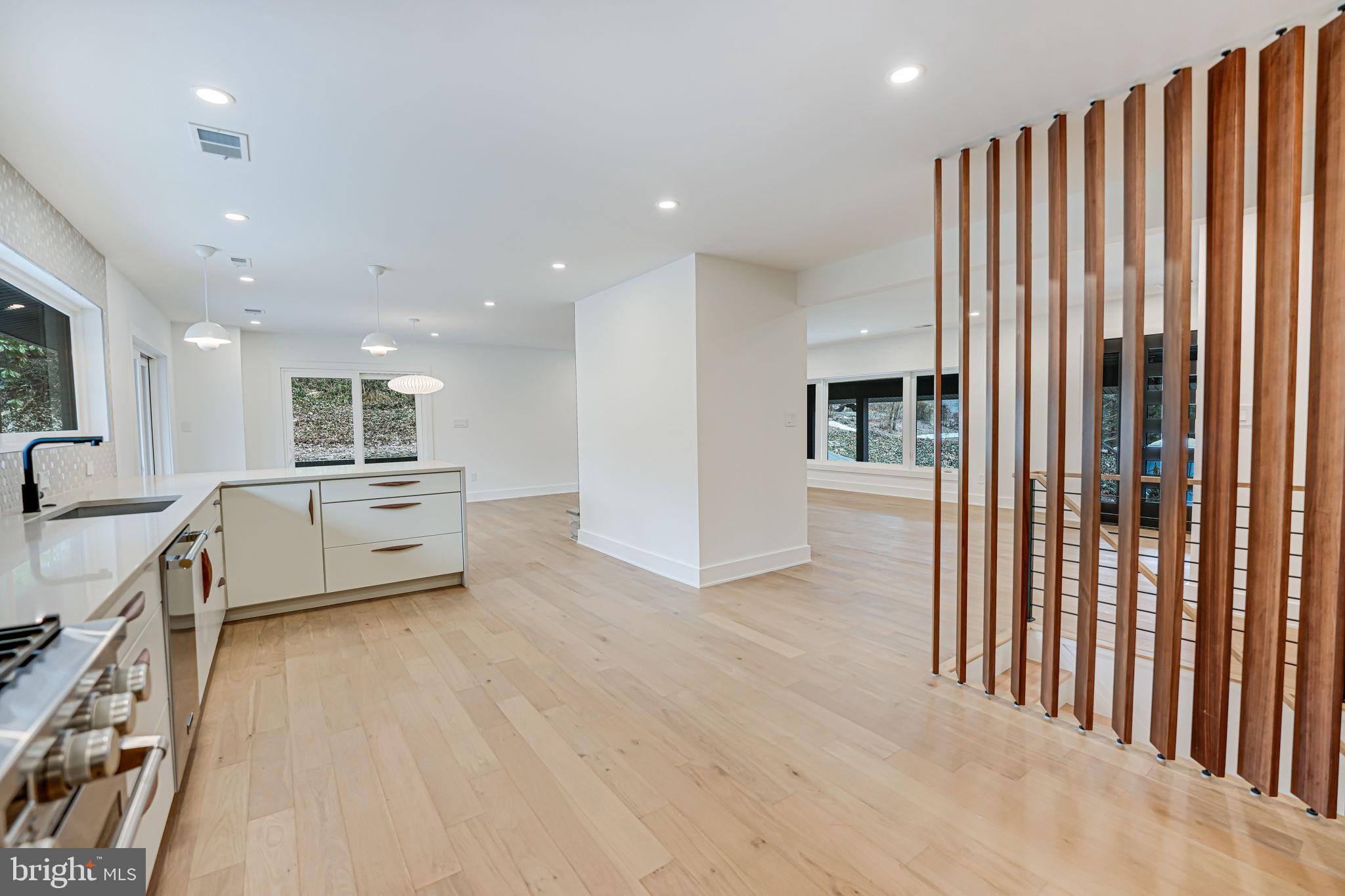 LAKE BARCROFT - Residential