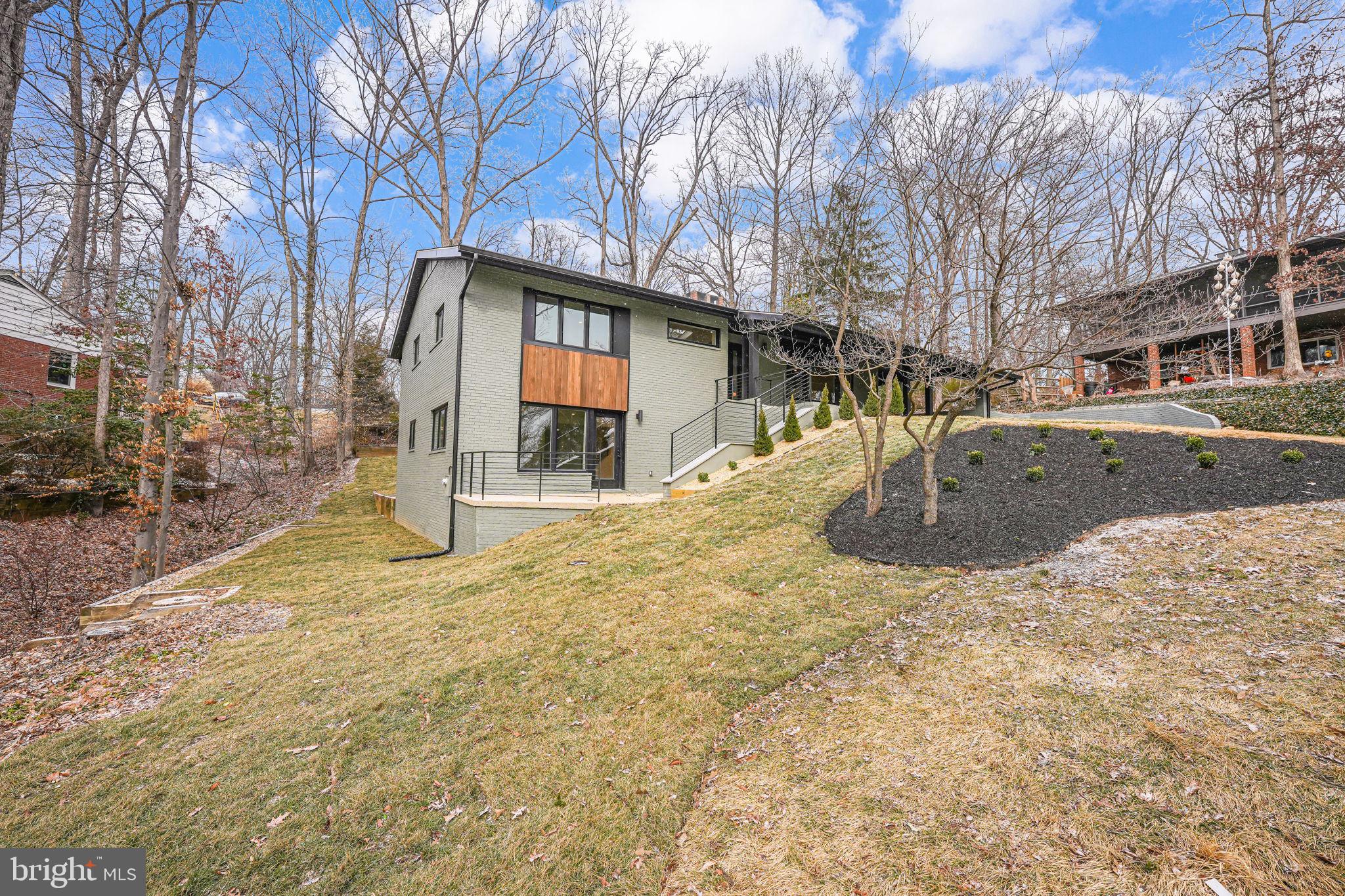 LAKE BARCROFT - Residential