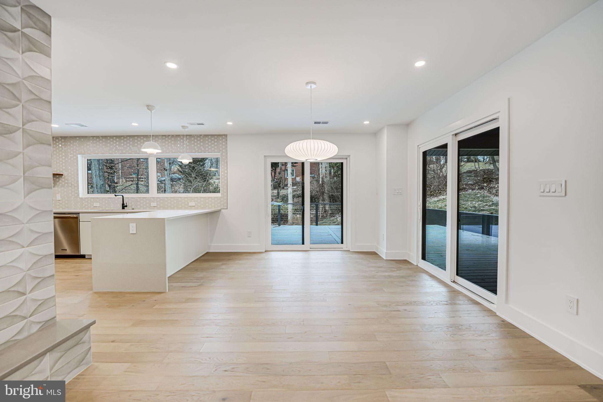 LAKE BARCROFT - Residential