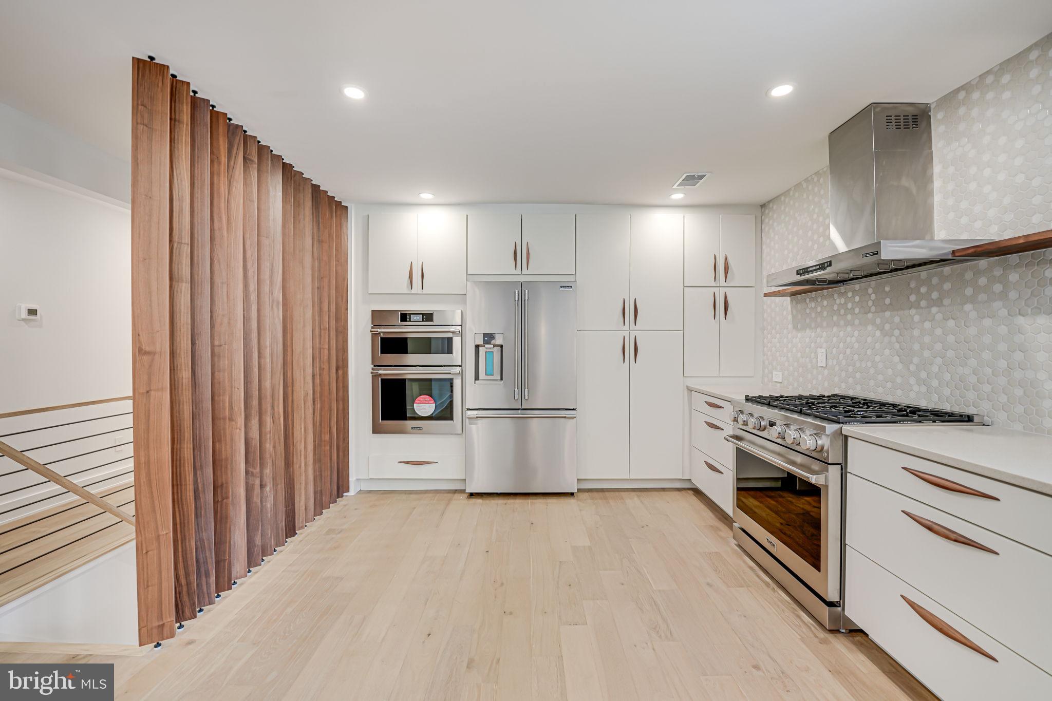 LAKE BARCROFT - Residential