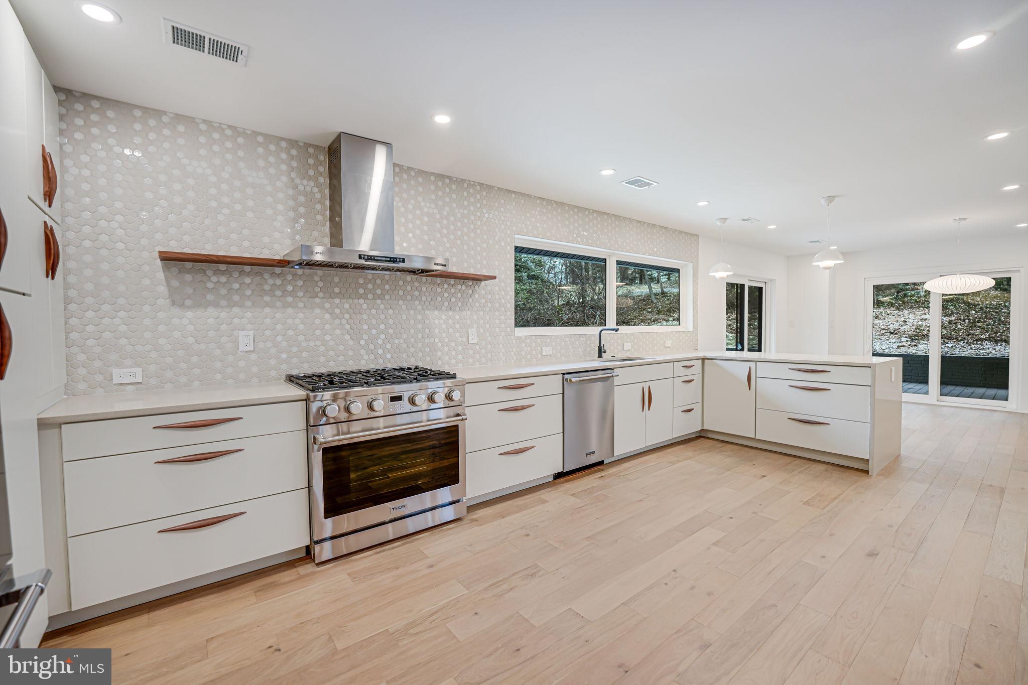 LAKE BARCROFT - Residential