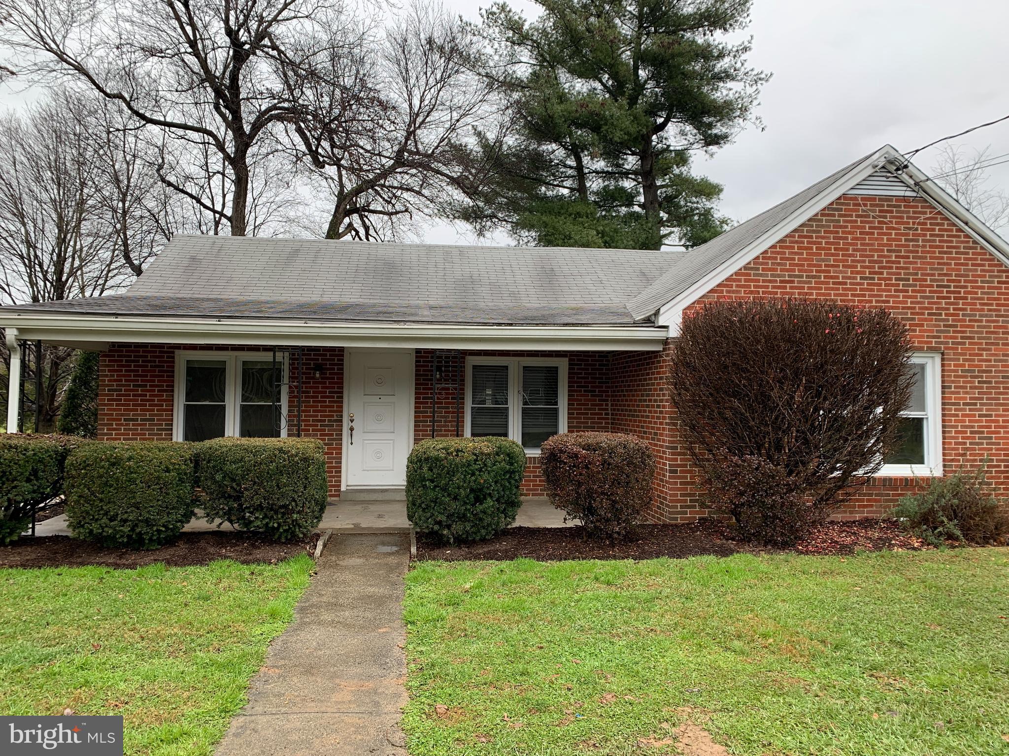 LOVELY SINGLE FAMILY HOME FOR RENT ON A PRIVATE LOT.  FEATURES 3 BEDROOMS AND 2 FULL BATHS. LIVING ROOM,DINING ROOM AND SPACIOUS EAT IN KITCHEN.  LOWER LEVEL BASEMENT AREA FOR LAUNDRY AND STORAGE.  BEAUTIFUL HARDWOOD FLOORS. PRIVATE DECK AND  OUTDOOR STORAGE SHED. MINUTES FROM OLNEY !  A MUST SEE!