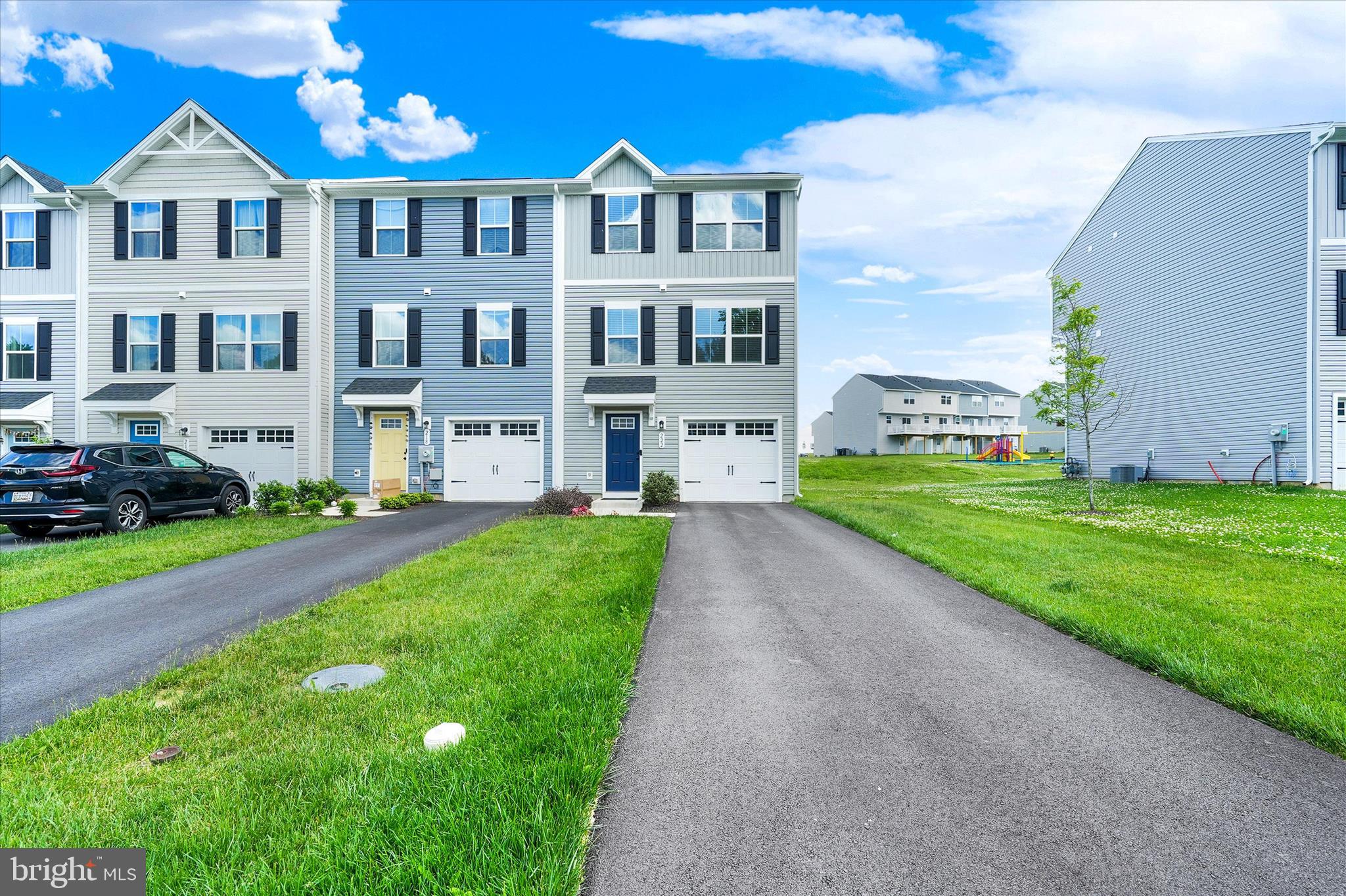 VALLEY SQUARE TOWNS - Residential
