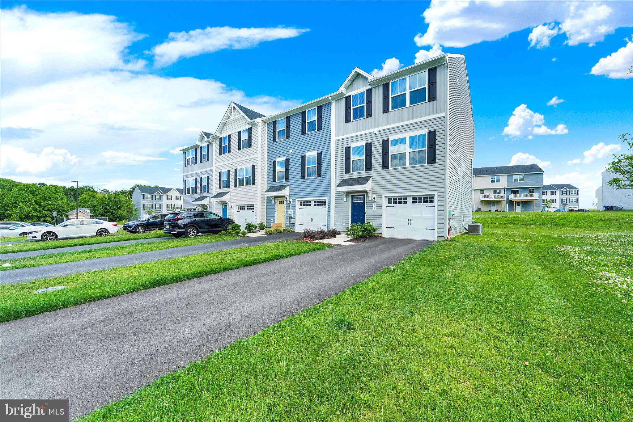 VALLEY SQUARE TOWNS - Residential