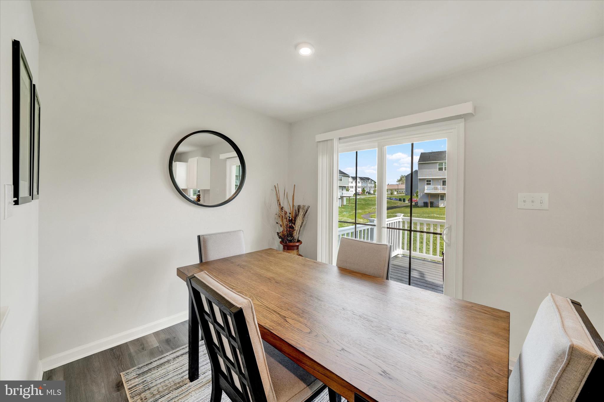 VALLEY SQUARE TOWNS - Residential