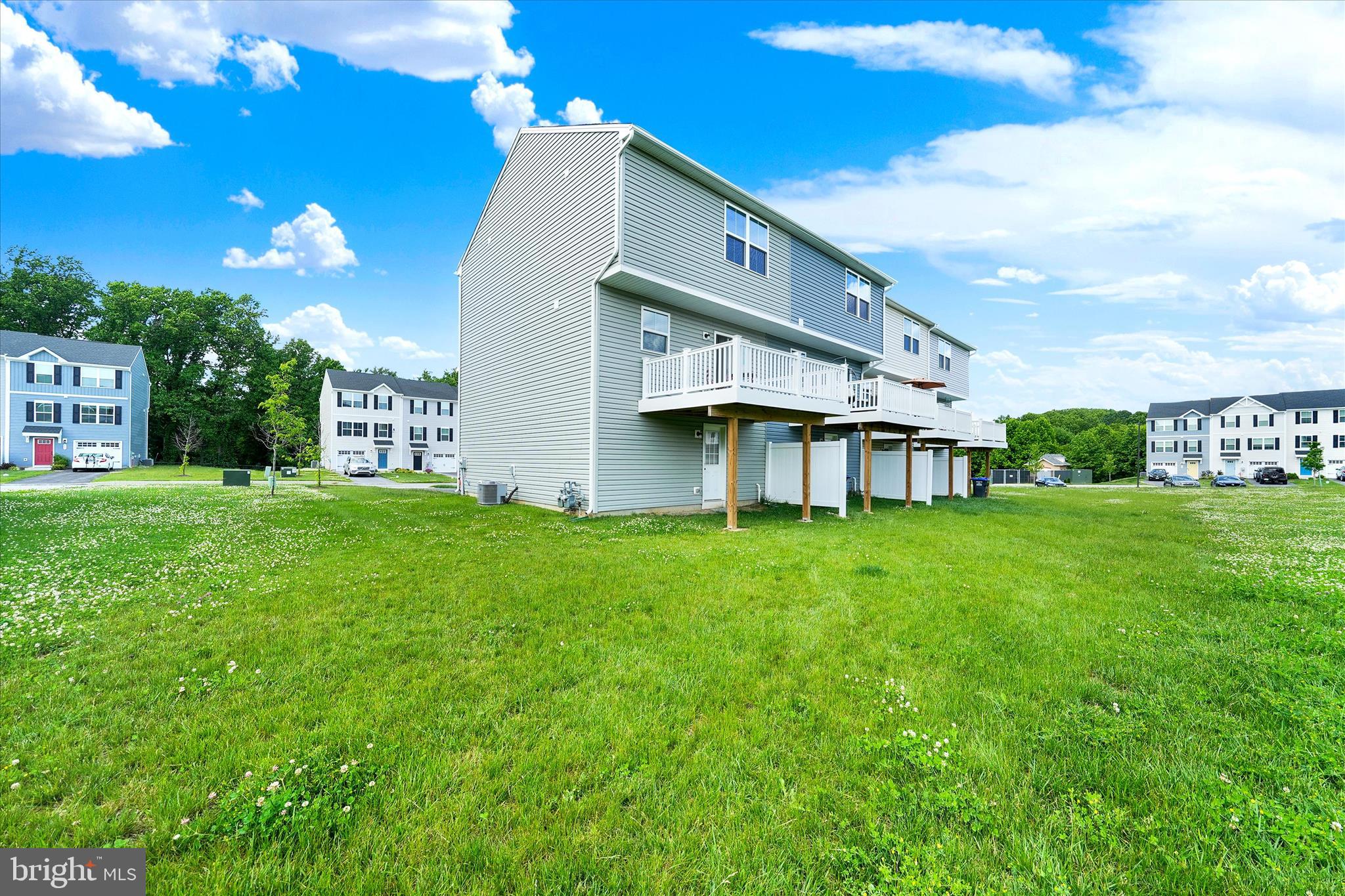 VALLEY SQUARE TOWNS - Residential