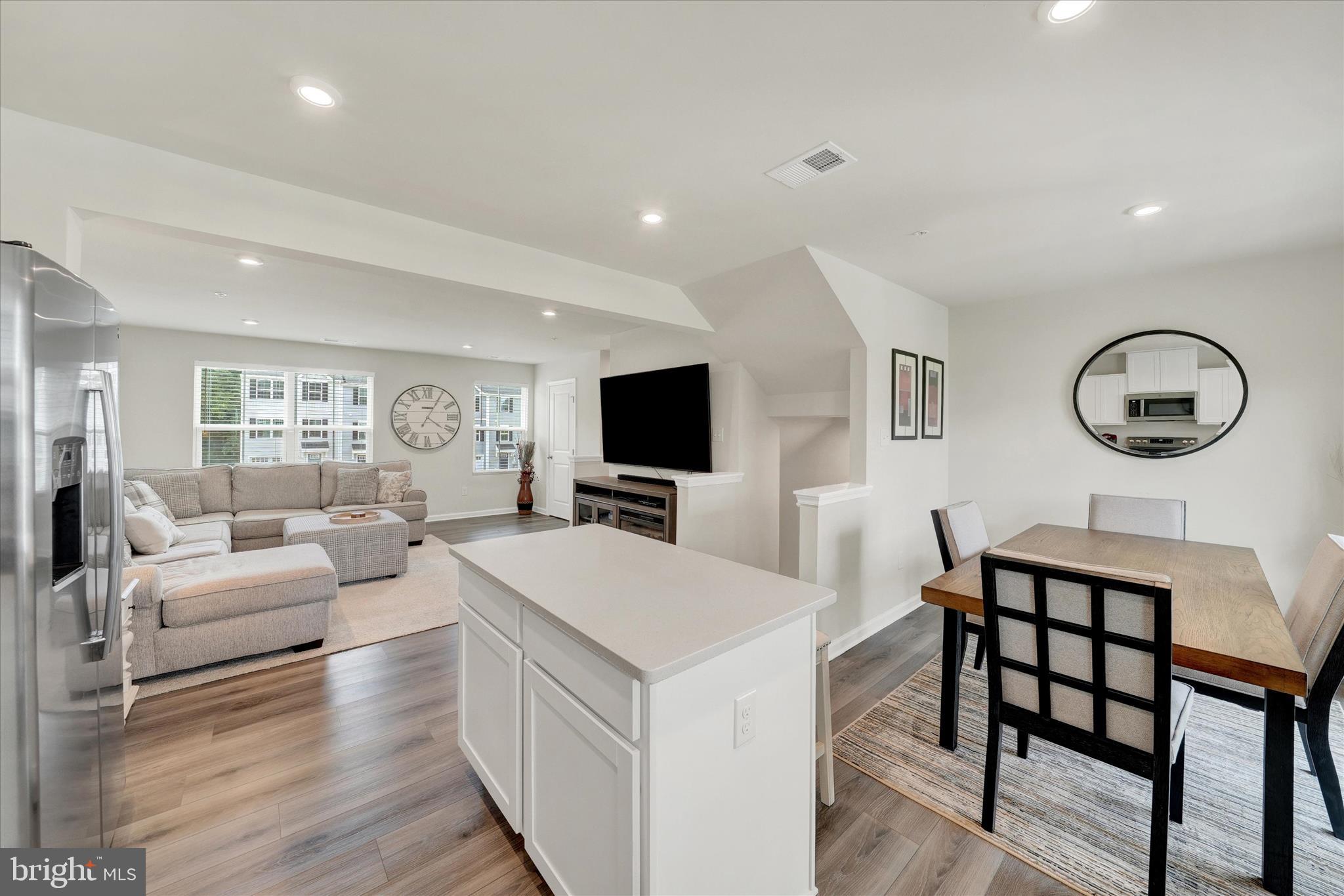 VALLEY SQUARE TOWNS - Residential