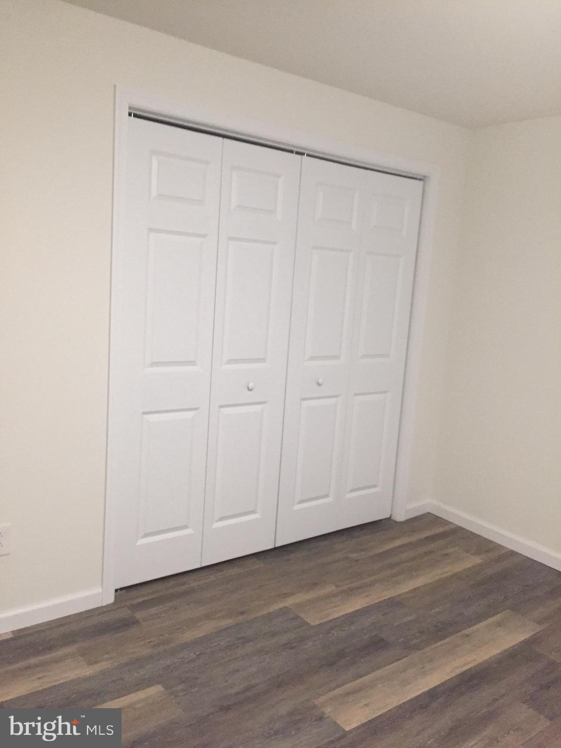 18 Units 10-2 Bedrooms and 8-1 bedroom apartments, some of the units have been updated, fully leased, new electrical system, new water meters, all 18 units have new toilets. Many uprgades

There will be a tour 12/11 at 12:00 Noon