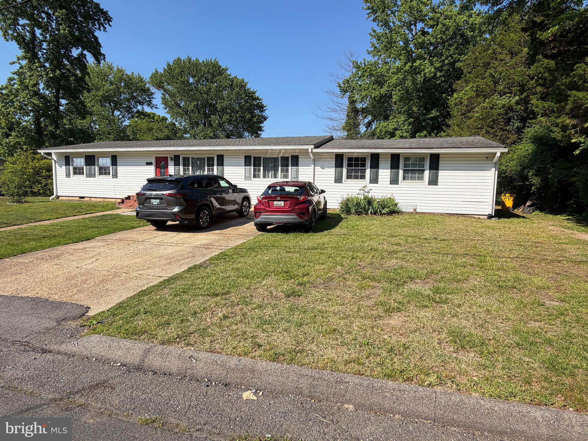 This large rancher  in Harborview was totally updated a few years ago-cathedral ceilings, Large Primary suite with Primary bath situated on a huge .36 ac lot, blue ribbon Mayo elementary school is just around the corner. Community has a dock just down the street. Plenty of marinas and boat ramps.