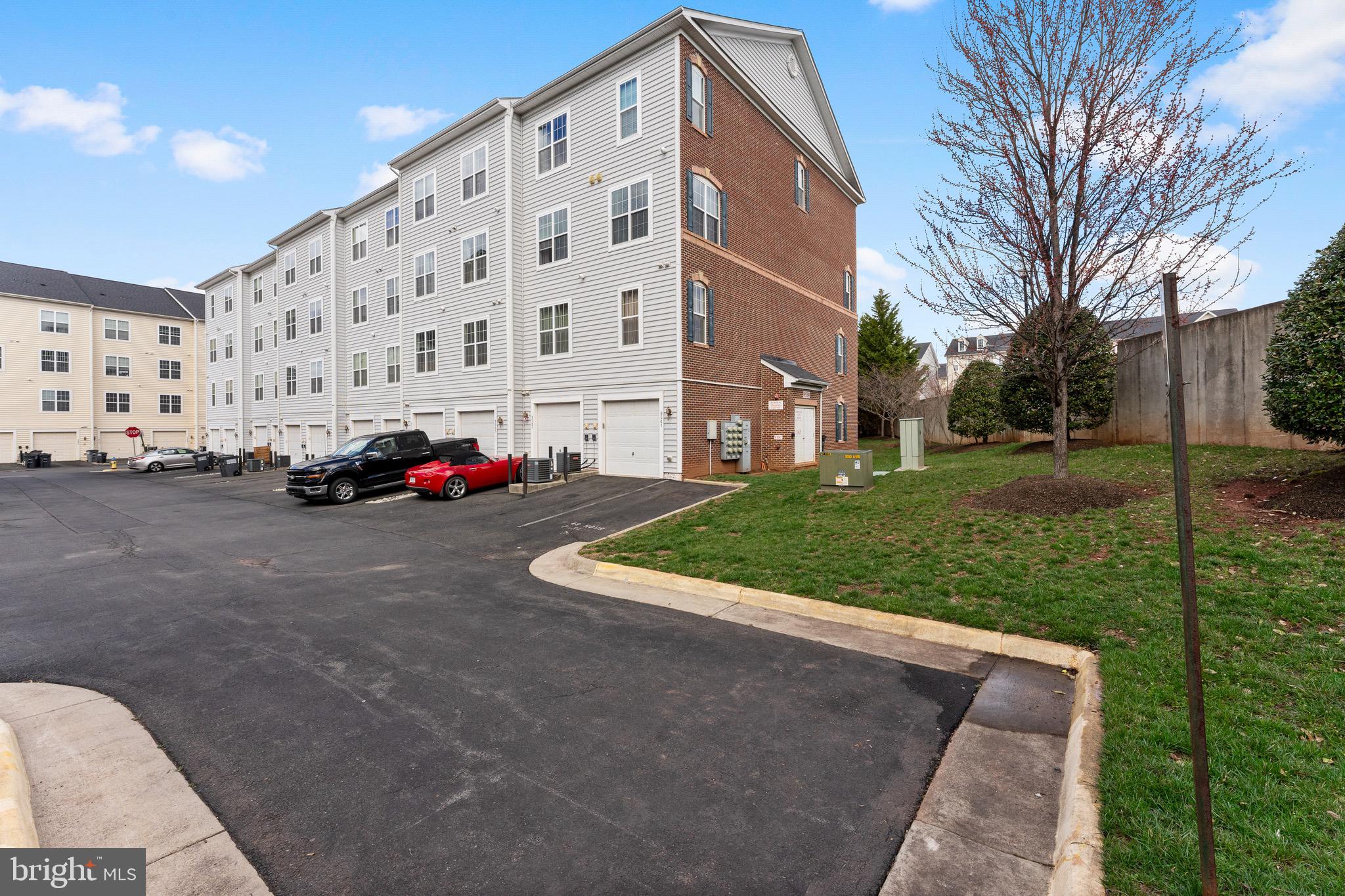 LEE SQUARE - Residential