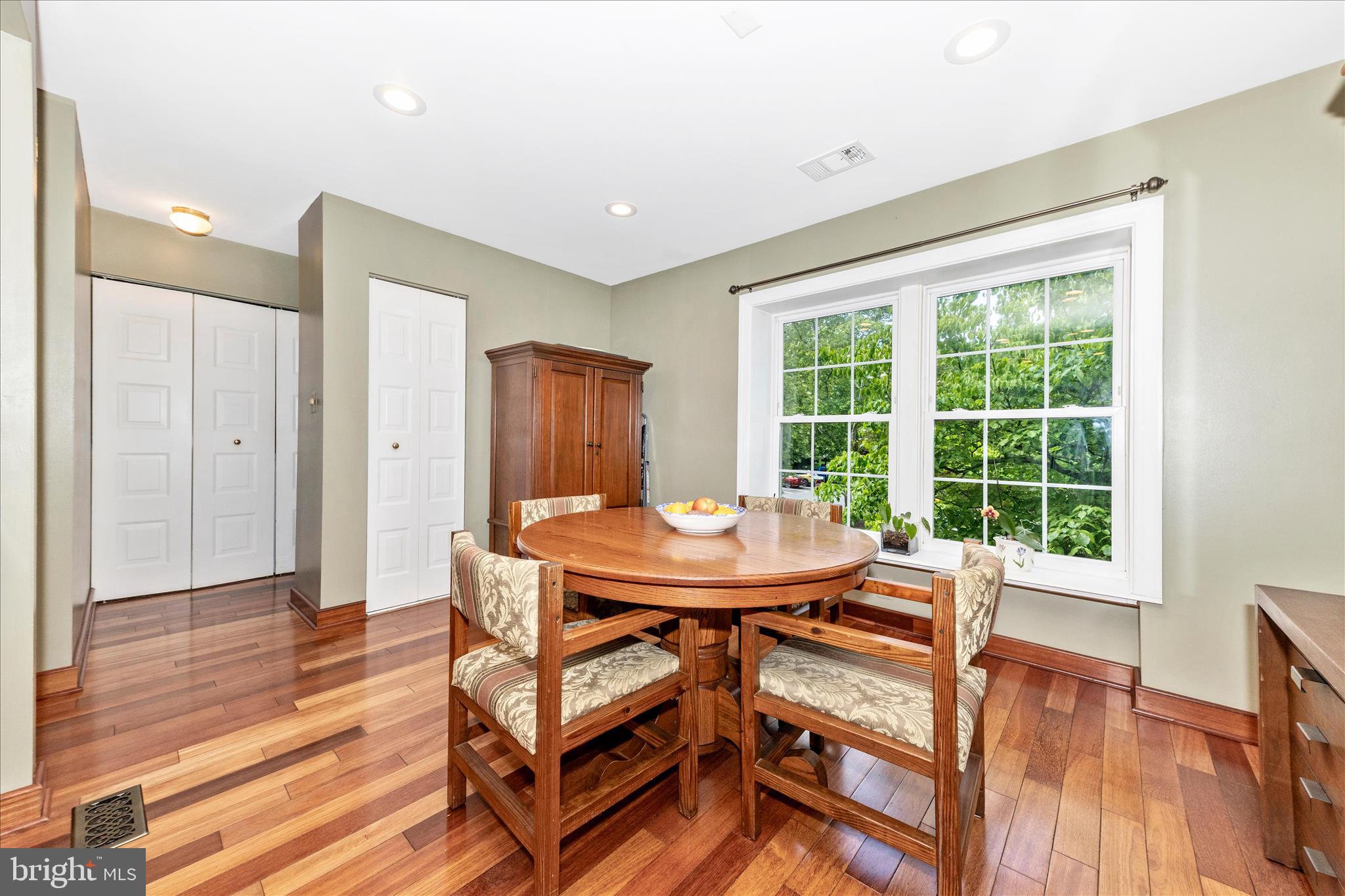 WOODLAND HILLS - Residential