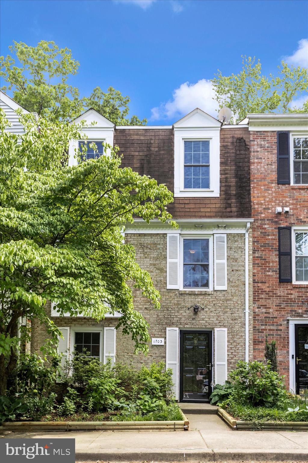 WOODLAND HILLS - Residential