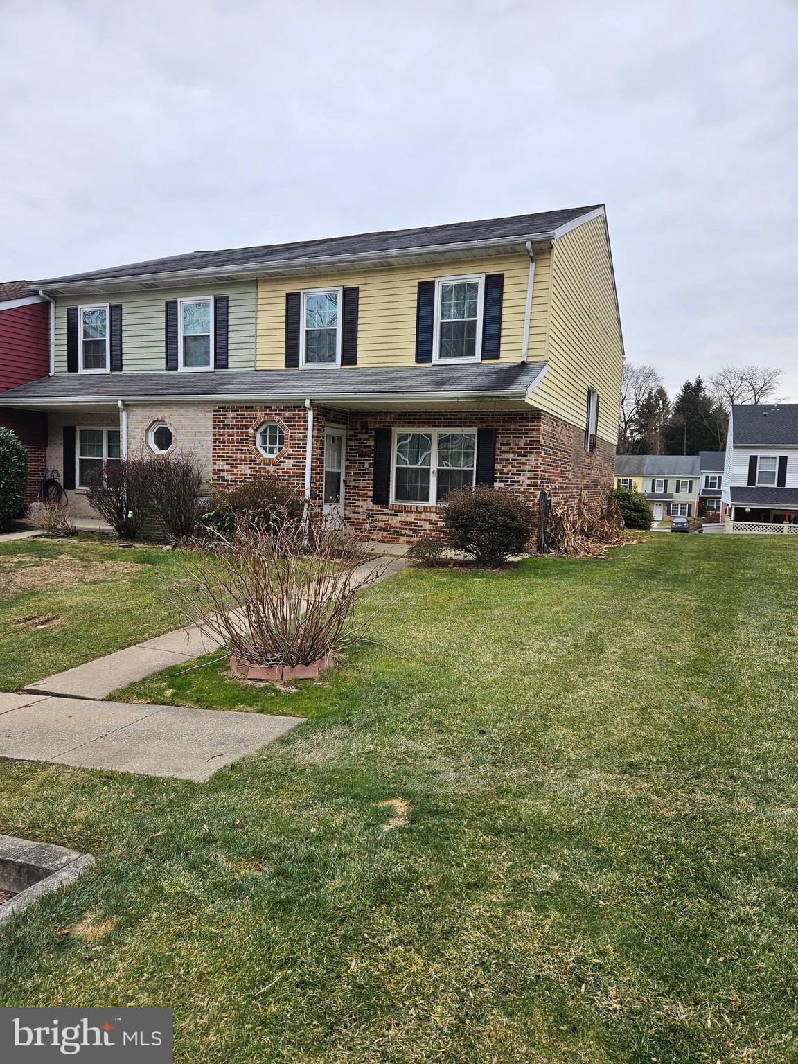 End unit in wonderful neighborhood. This home needs some TLC and a few repairs but it
could be exceptional. Full unfinished basement to increase your value. Spacious rooms, newer
mechanicals, etc. This would make a wonderful home or an excellent investment property. Priced to sell.