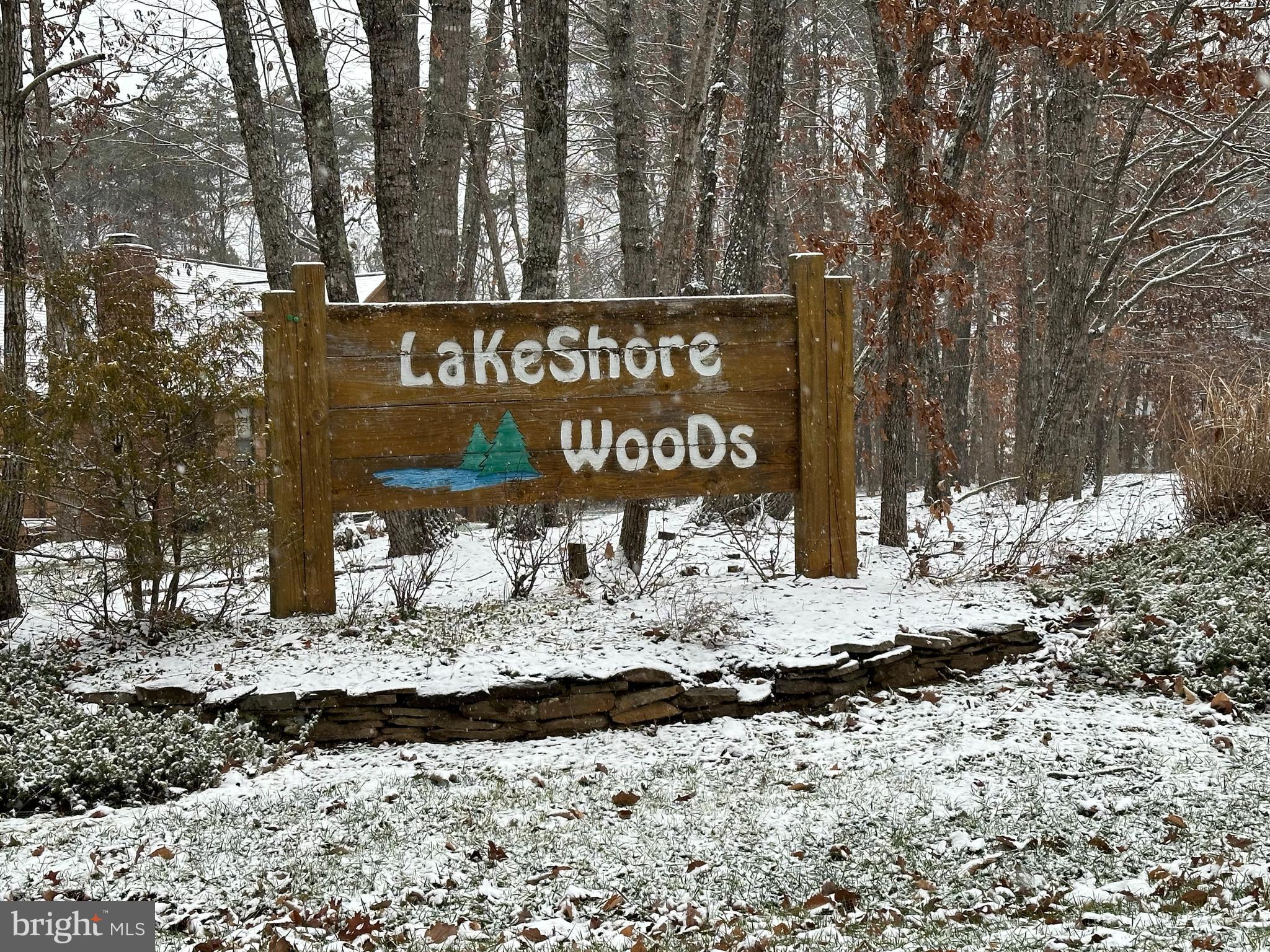 LAKESHORE WOODS - Land