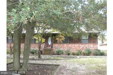 Spacious Surroundings and great convenient location to Anywhere.  2 bedroom ranch style duplex with tons of yard and parking.  Eat in kitchen, Living room, 2 beds and bath.  Nice patio.  Ready now.