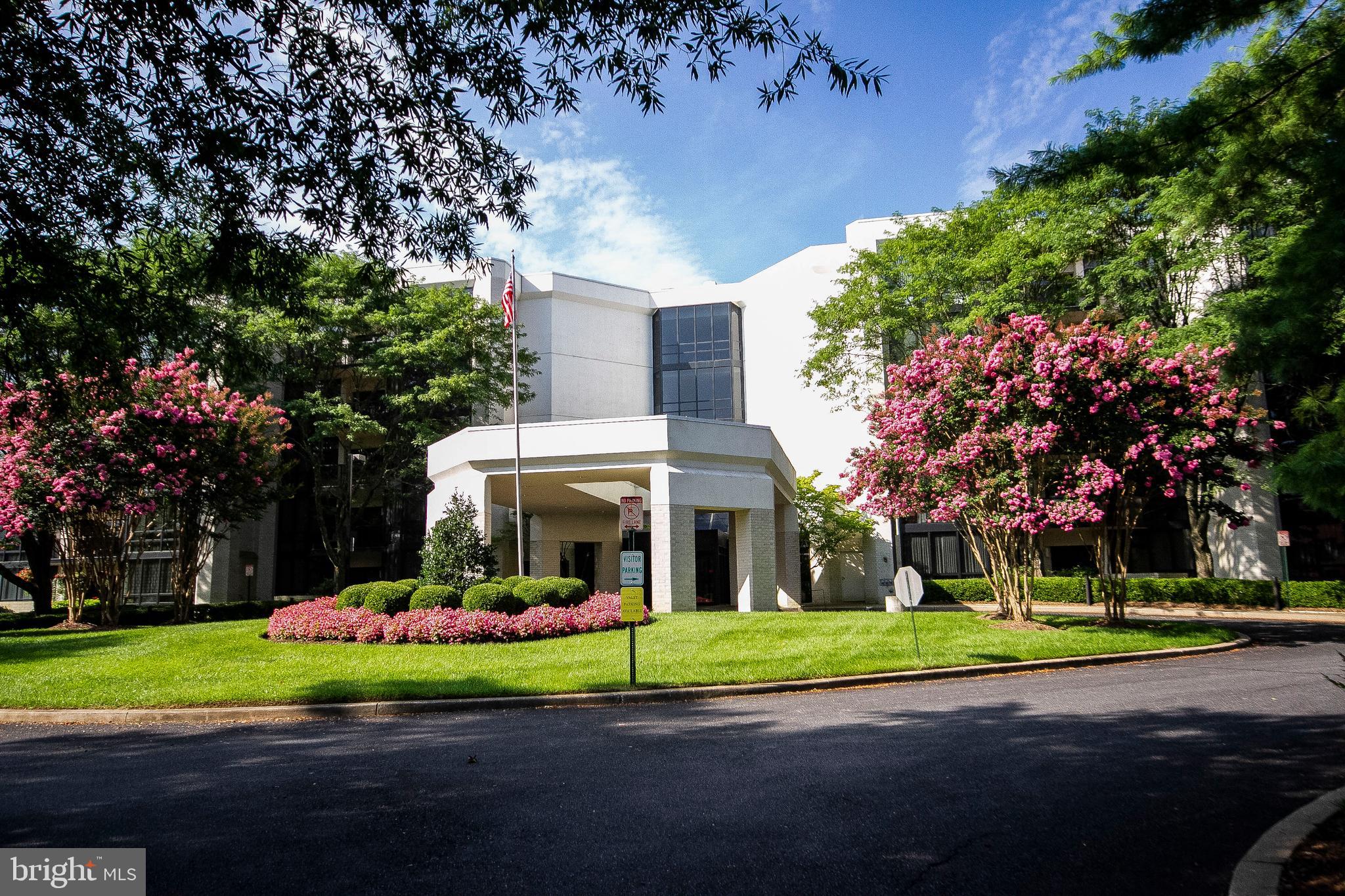 SUNNY 2 BEDROOM OR 1 BEDROOM + DEN IN FULL SERVICE BUILDING. SPACIOUS EAT IN KITCHEN, LARGE MASTER BEDROOM WITH HUGE WALK IN CLOSET & EN SUITE MASTER BATH. LARGE BALCONY OVERLOOKING PICTURESQUE COURTYARD. TONS OF STORAGE IN UNIT + EXTRA STORAGE ROOM IN ATTACHED GARAGE. GARAGE PARKING + VALET! HURRY!!