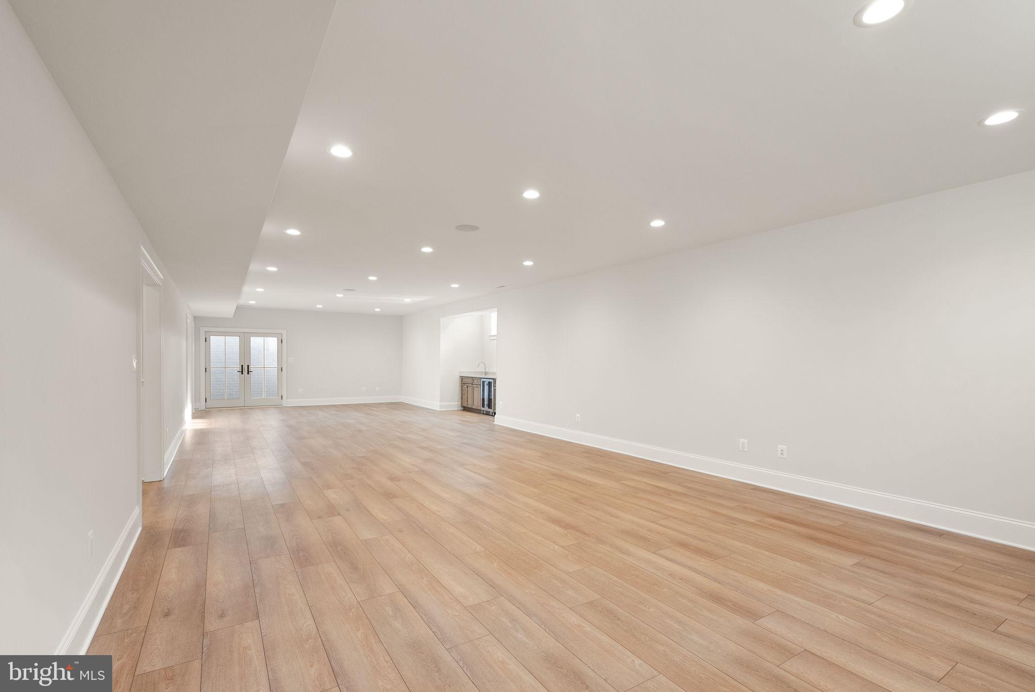 WILLIAMSBURG VILLAGE - Residential