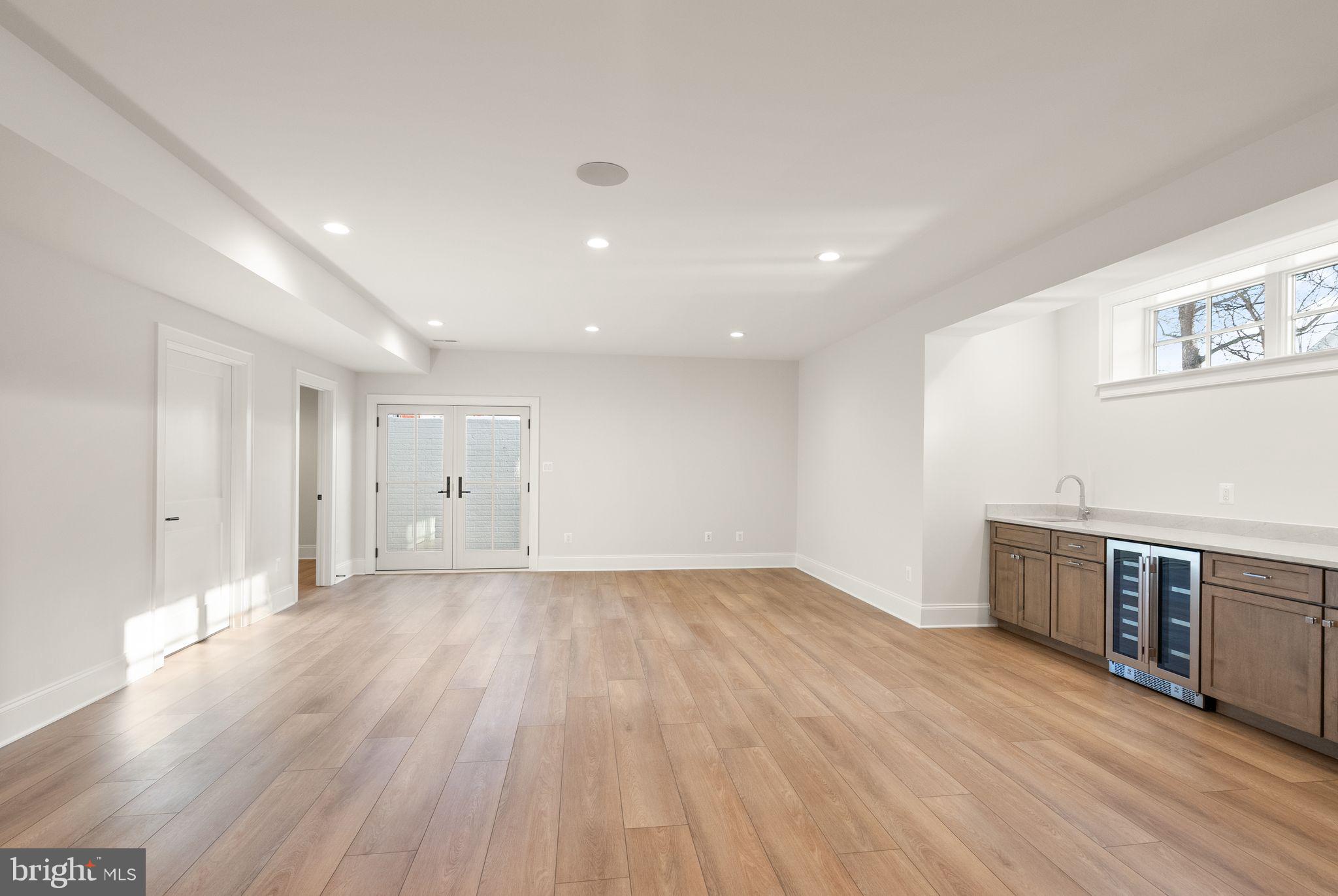 WILLIAMSBURG VILLAGE - Residential