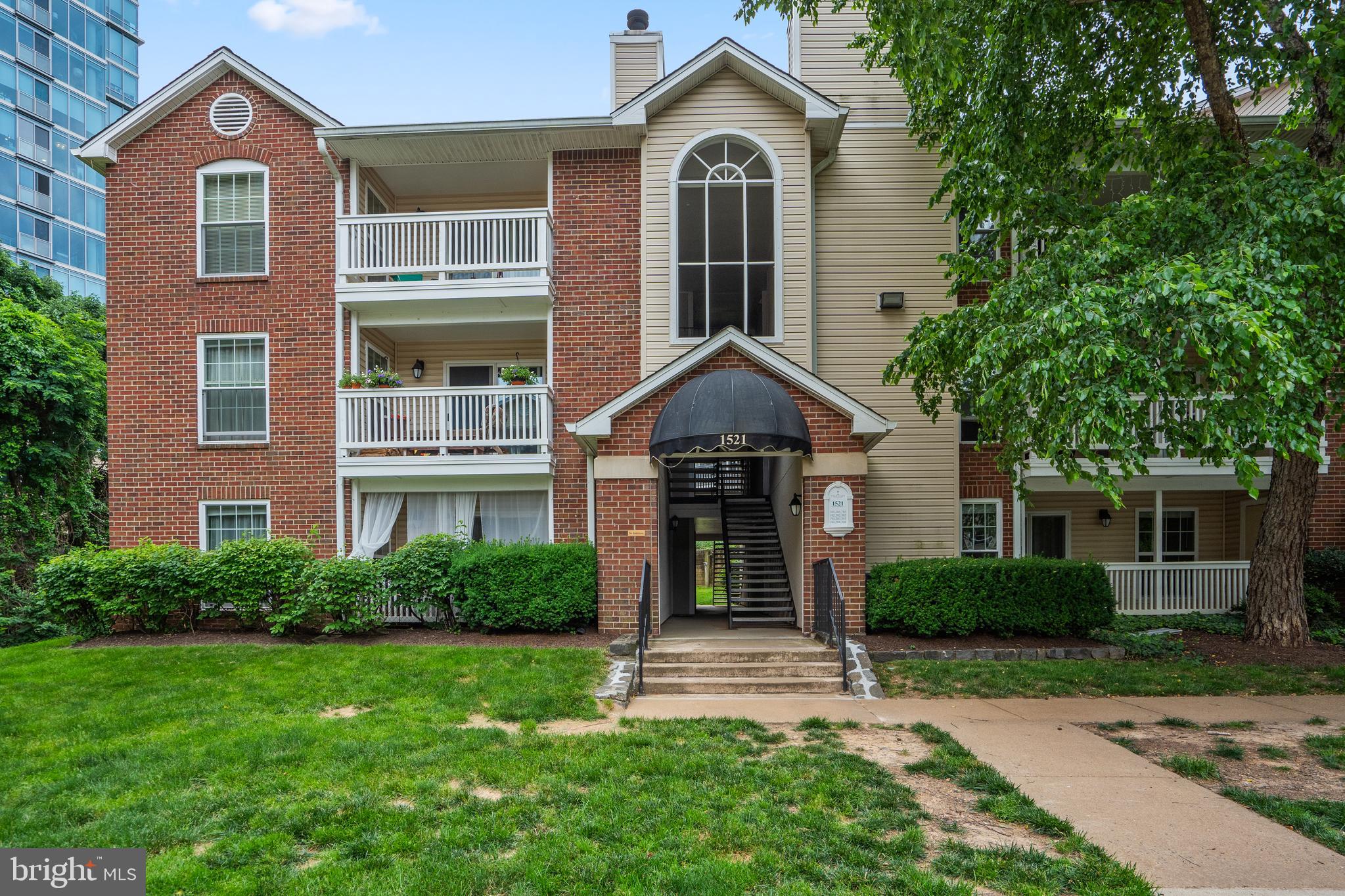 Prime Tysons Location | Renovated First‑Level Condo Across from Freddie Mac Campus
Beautifully renovated first‑level one‑bedroom condo offering comfort, style, and unbeatable convenience. This inviting home features a spacious bedroom with a walk‑in closet, a full bathroom with tub and shower, and a modern galley kitchen that flows into a bright living and dining area combination. Enjoy the ease of an in‑unit washer and dryer and unwind on your generously sized private patio/deck, perfect for relaxing or entertaining.
Literally across the street from the Freddie Mac Campus and just minutes to Tysons Corner Center I & II, Harris Teeter, Wegmans, and Capital One Hall. World‑class shopping, dining, entertainment, and major employers are truly at your fingertips.