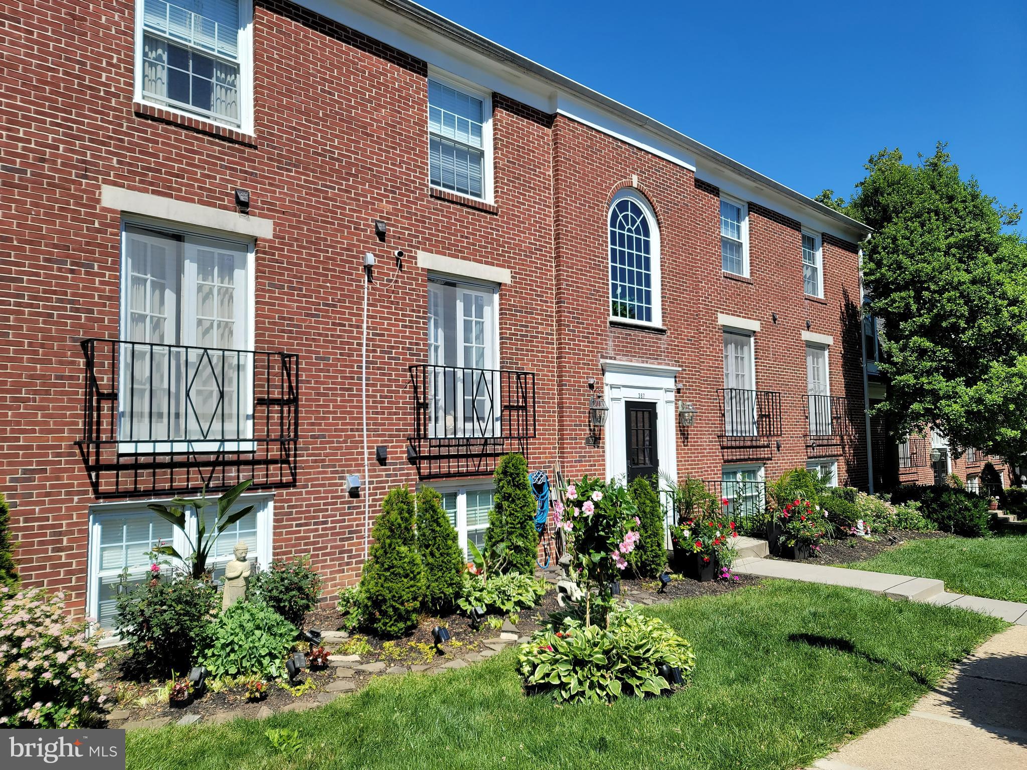 This one-bedroom unit offers a bright and comfortable living space in the quiet Homeland Southway community. This unit is in a prime location,  as it’s just minutes away from local shops and universities. It is a perfect, move-in-ready home for anyone seeking convenience and style in Baltimore!