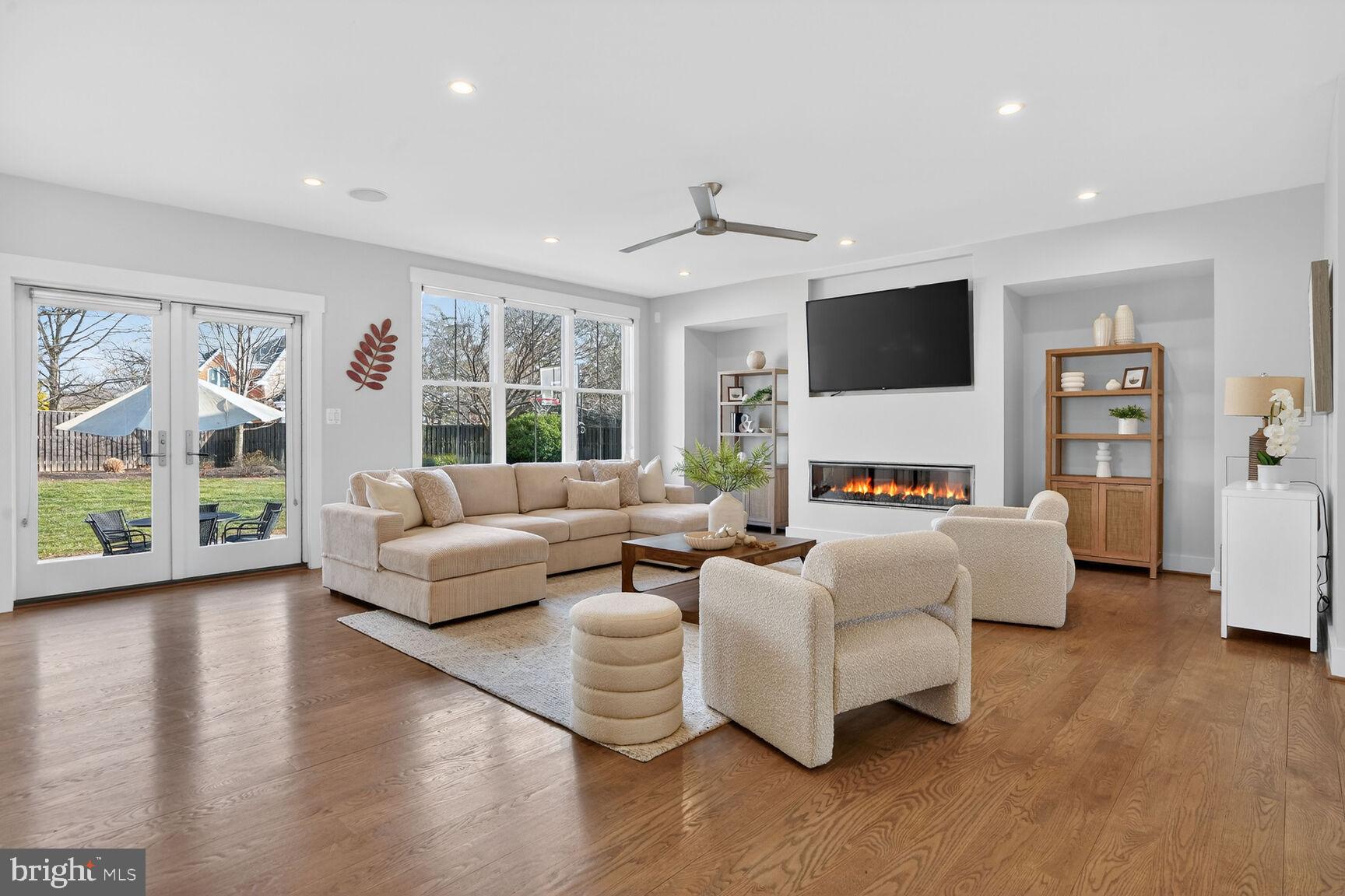 CRESCENT HILLS - Residential