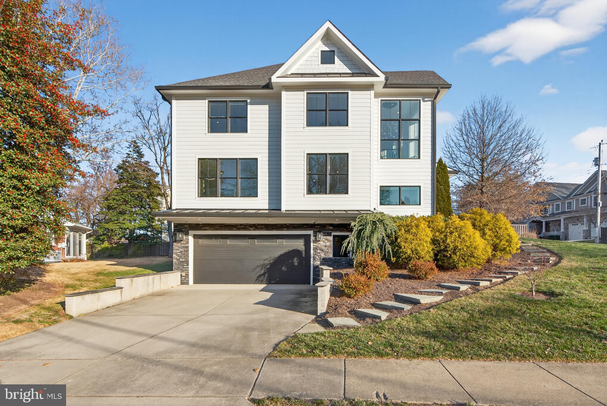 CRESCENT HILLS - Residential