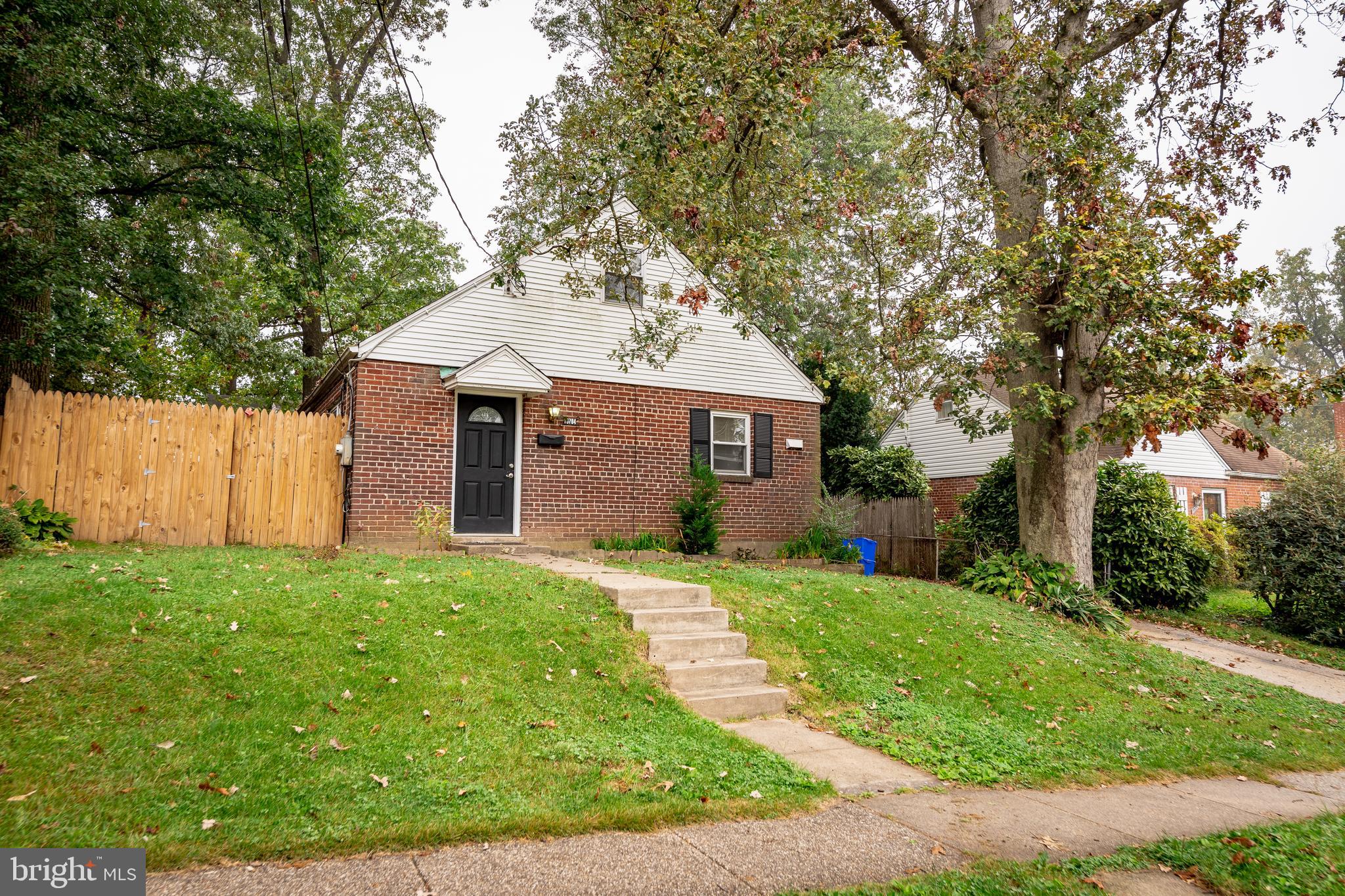 THIS IS AN ESTATE SALE. NEEDS SOME WORK, BUT LIVEABLE. FRESHLY PAINTED. NICE LOT.
THERMAL WINDOWS. FIREPLACE. GAS HEAT . CAC. RECENT WASHER AND DRYER.