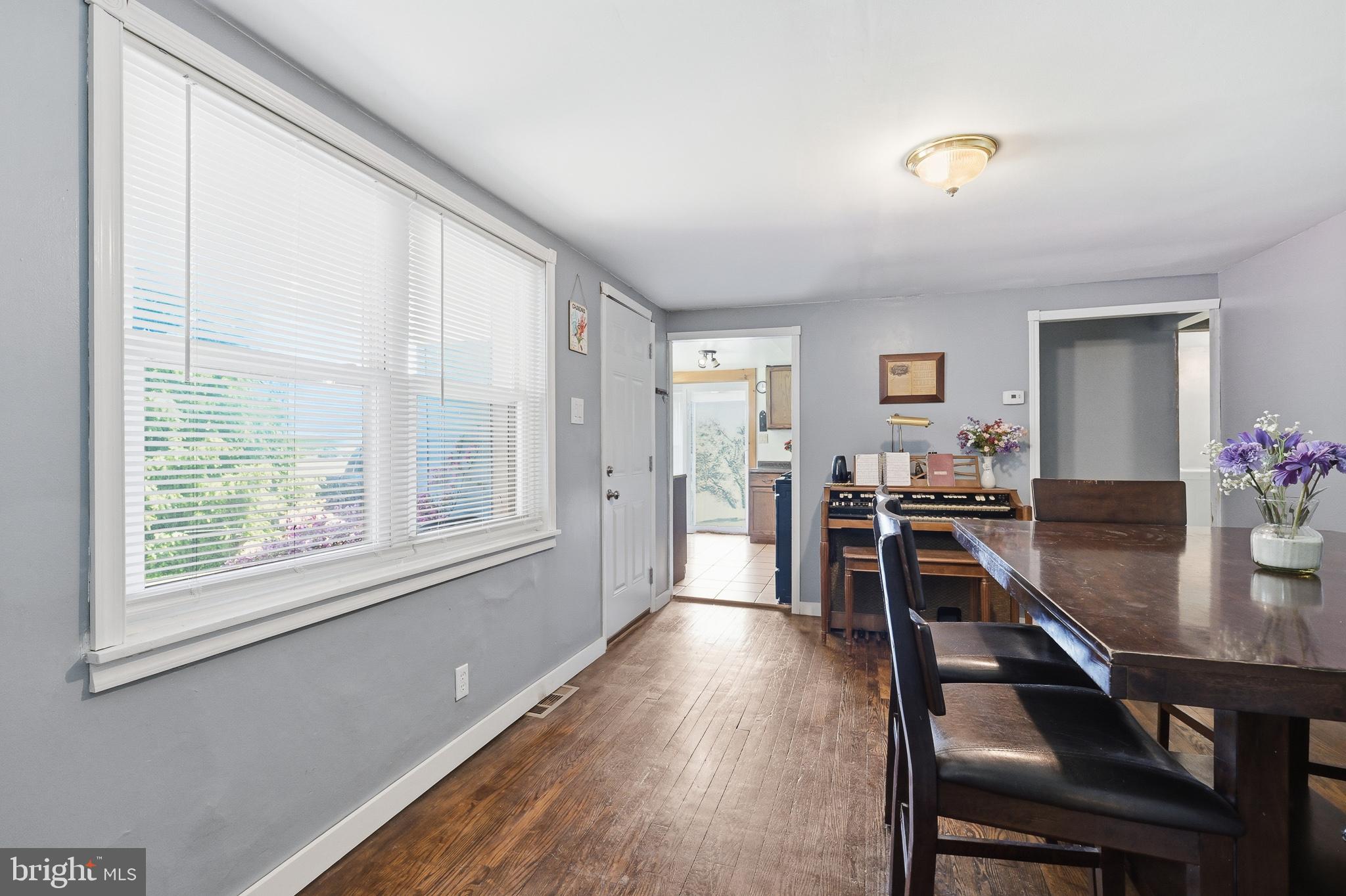 MOUNT JOY - Residential