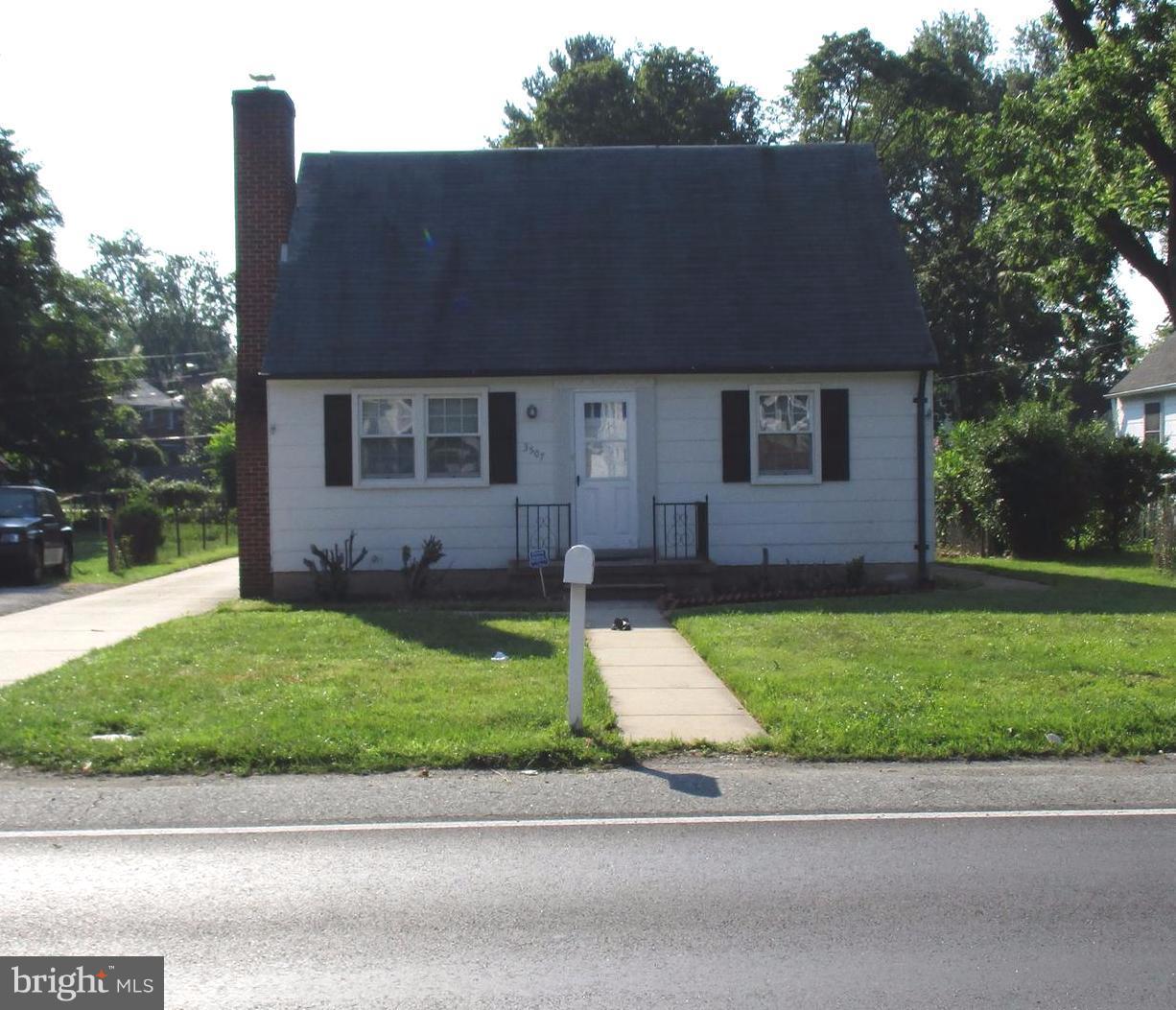 READY TO SELL! SELLER VERY MOTIVATED TO SELL!! PHENOMENAL property with AMAZING HARDWOOD floors, THIS property HAS AWESOME backyard, BEAUTFUL KITCHEN AND many, many more GREAT FEATURES... close to BELTWAYS, SHOPPING, RESTAUTANTS, SCHOOLS ETC...