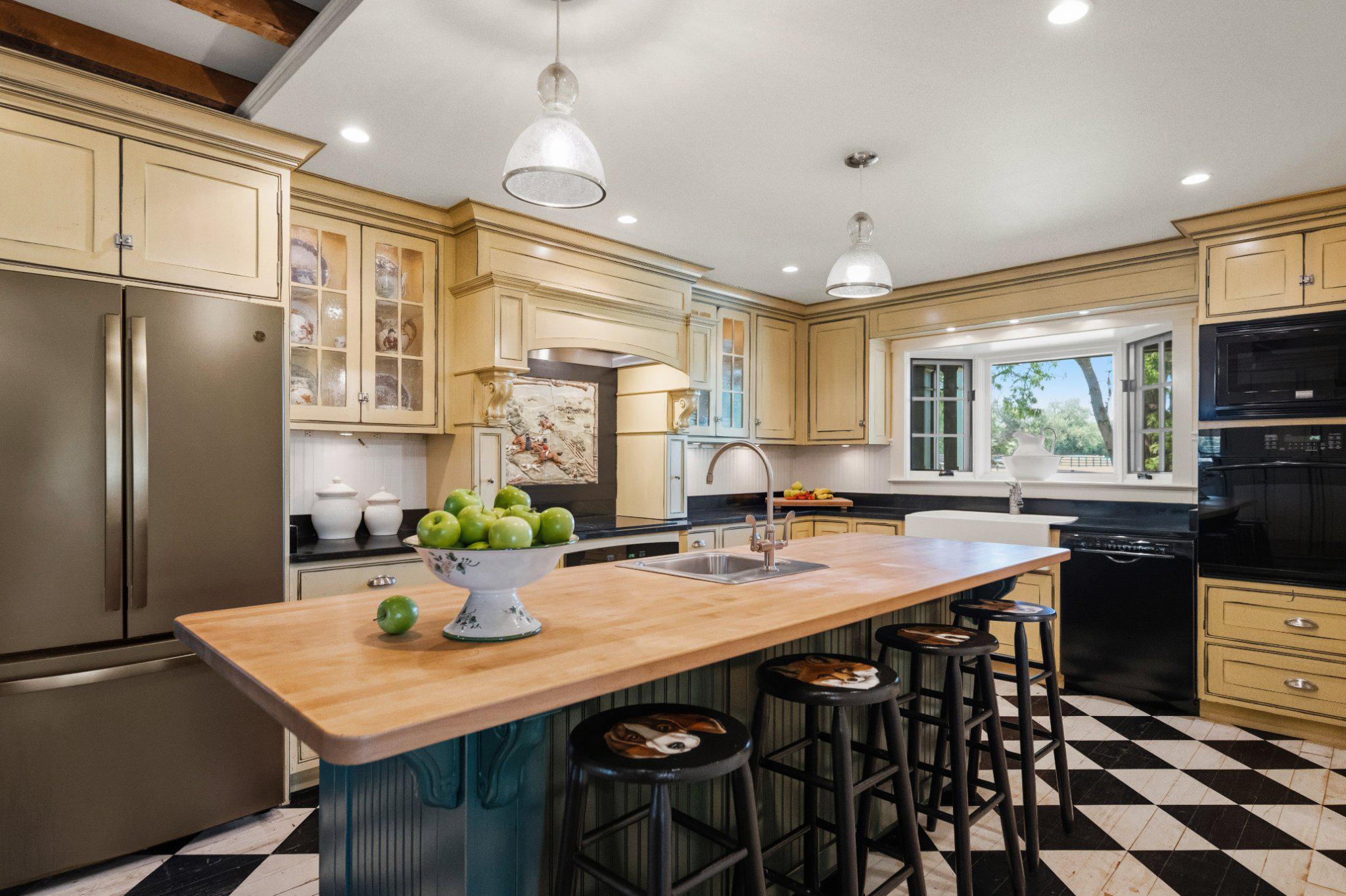 POOLESVILLE OUTSIDE - Residential