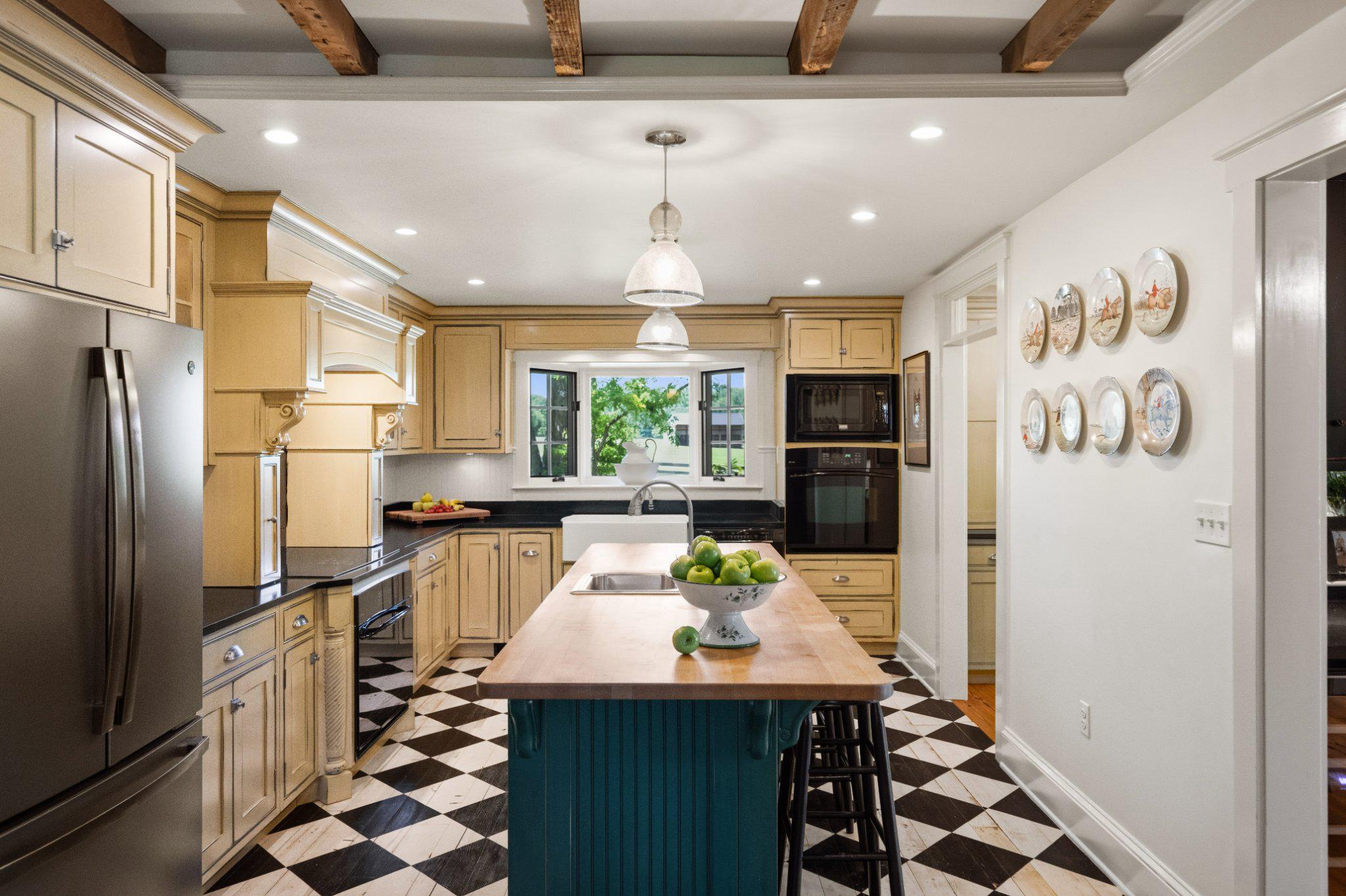 POOLESVILLE OUTSIDE - Residential