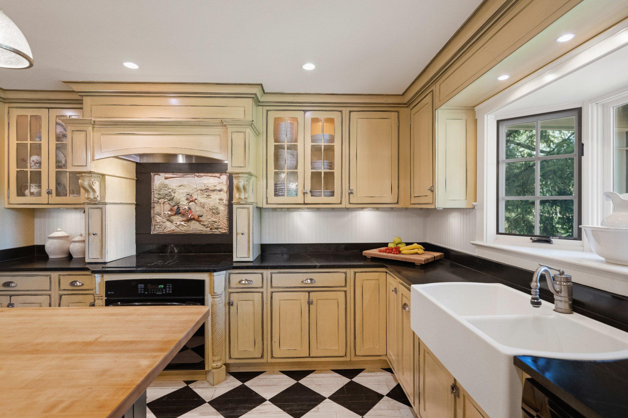 POOLESVILLE OUTSIDE - Residential