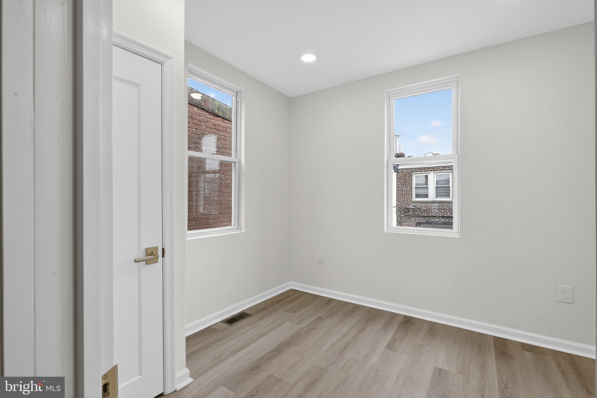 OXFORD CIRCLE - Residential