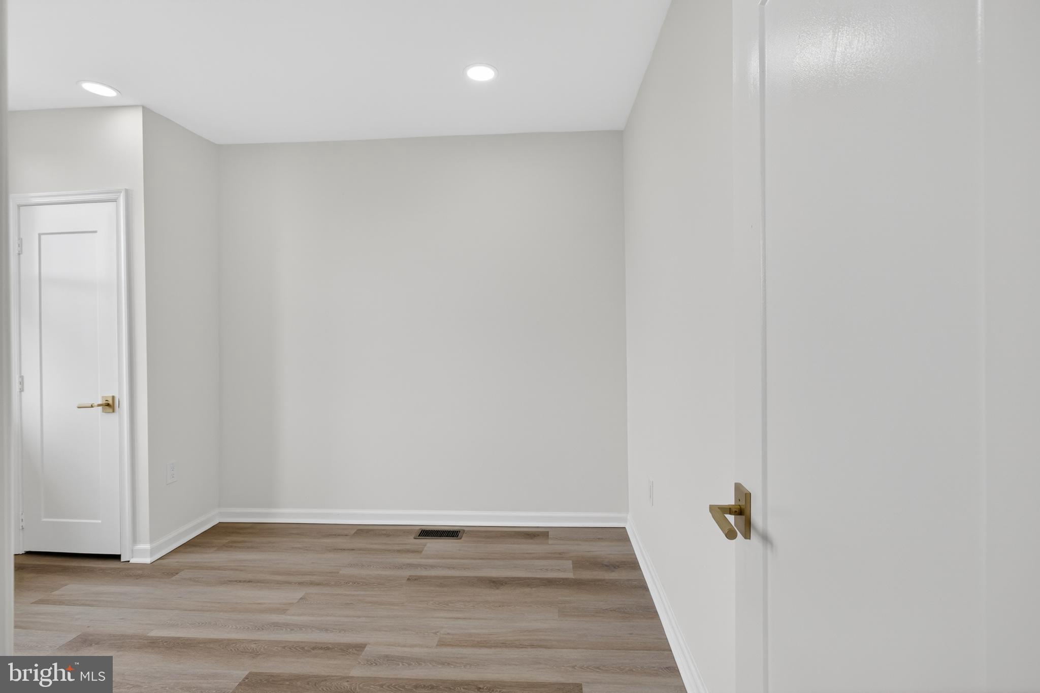 OXFORD CIRCLE - Residential