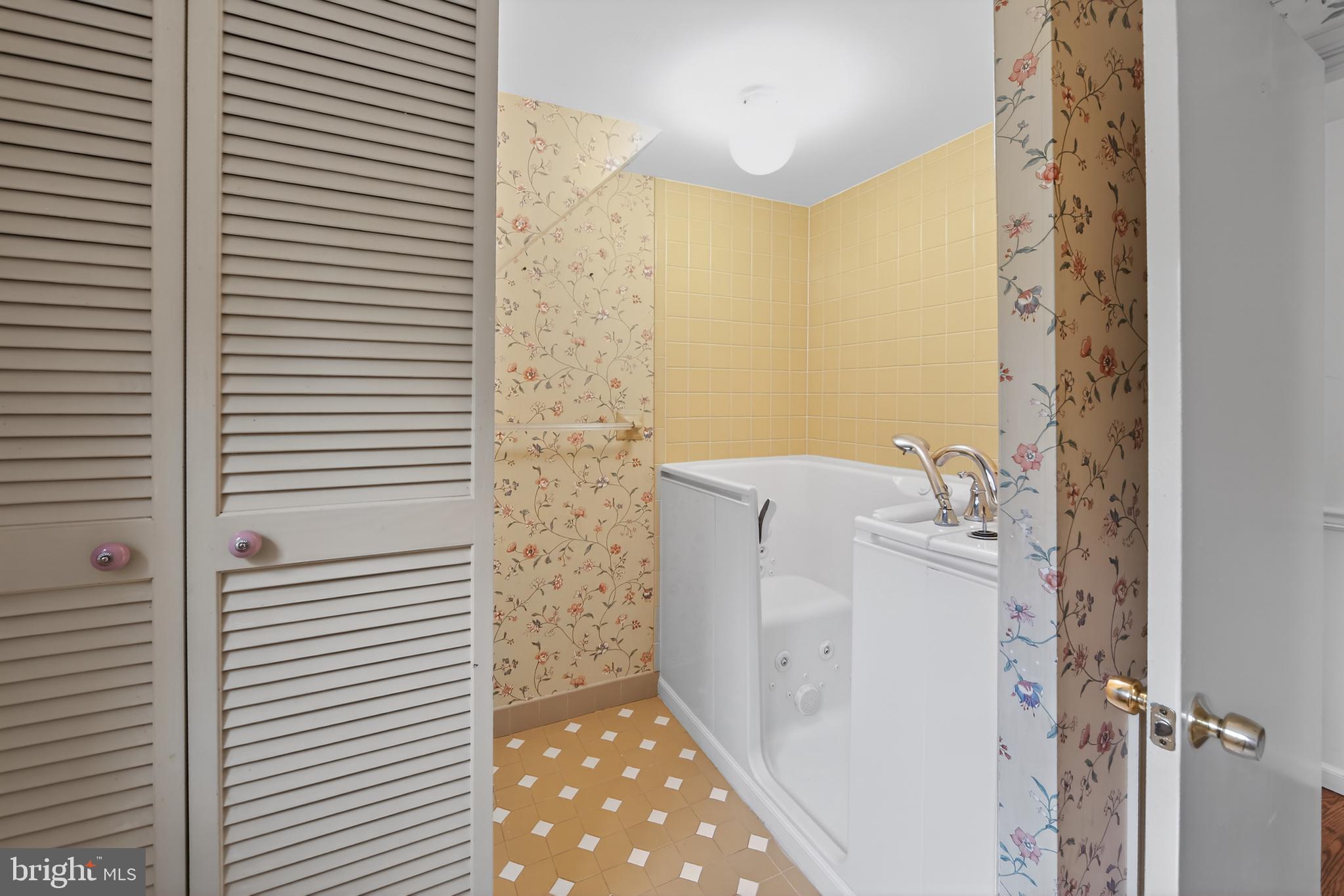 FOUR OAKS FARM - Residential