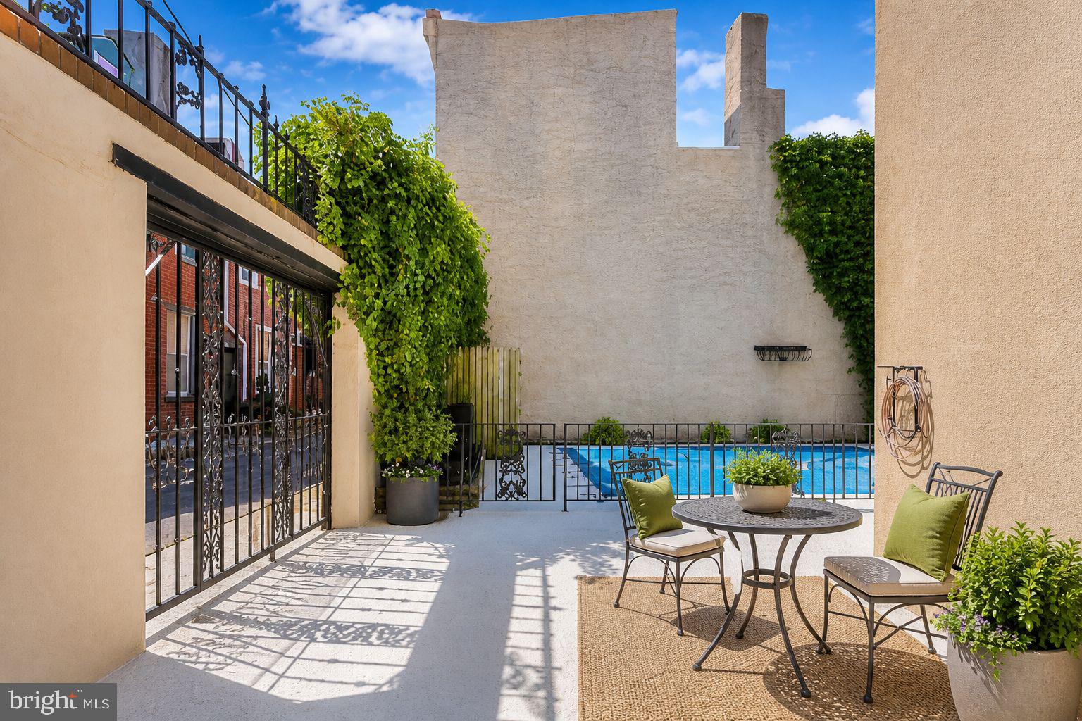 QUEEN VILLAGE - Residential