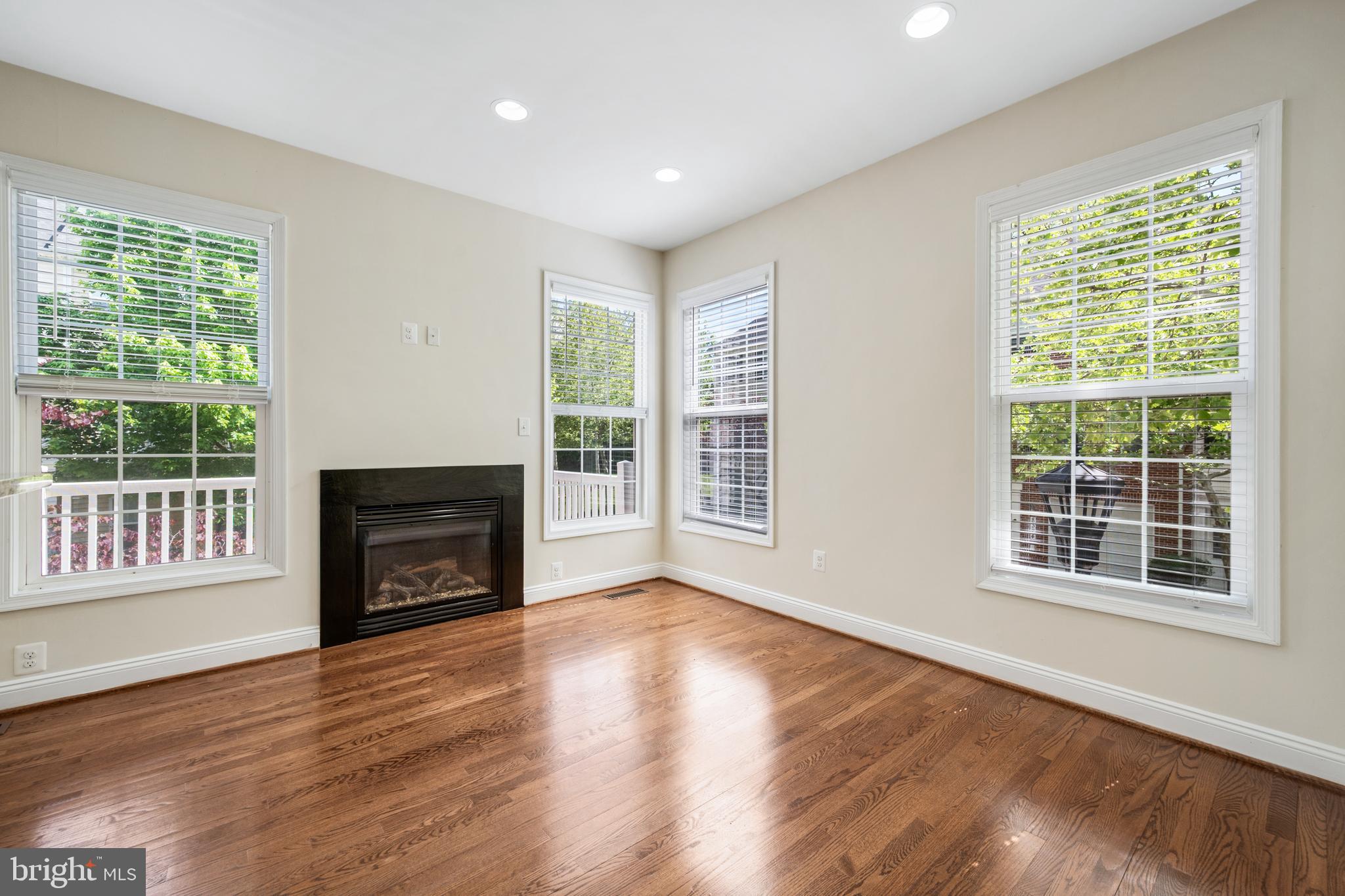 WOODWARD CROSSING - Residential Lease