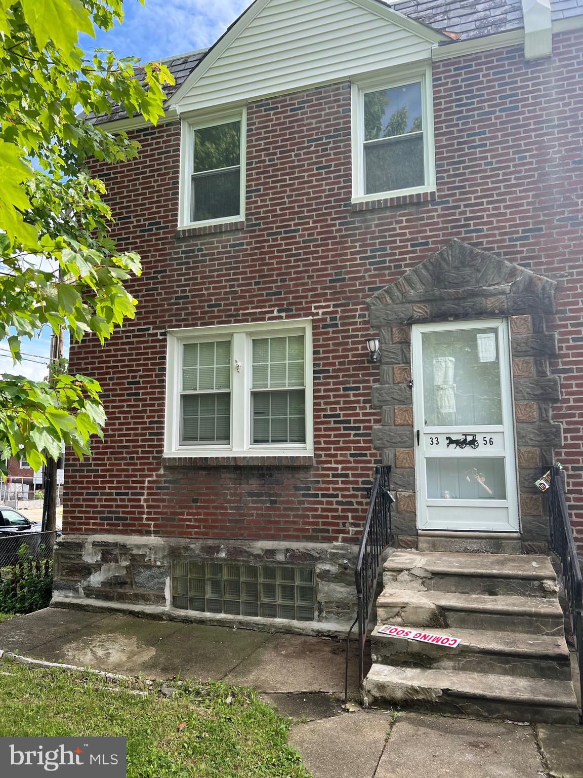 Newly renovated end of row townhouse, large yard. nice neighborhood, good school.