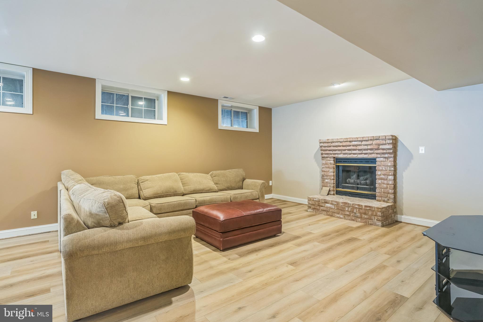 OAKTON ESTATES - Residential