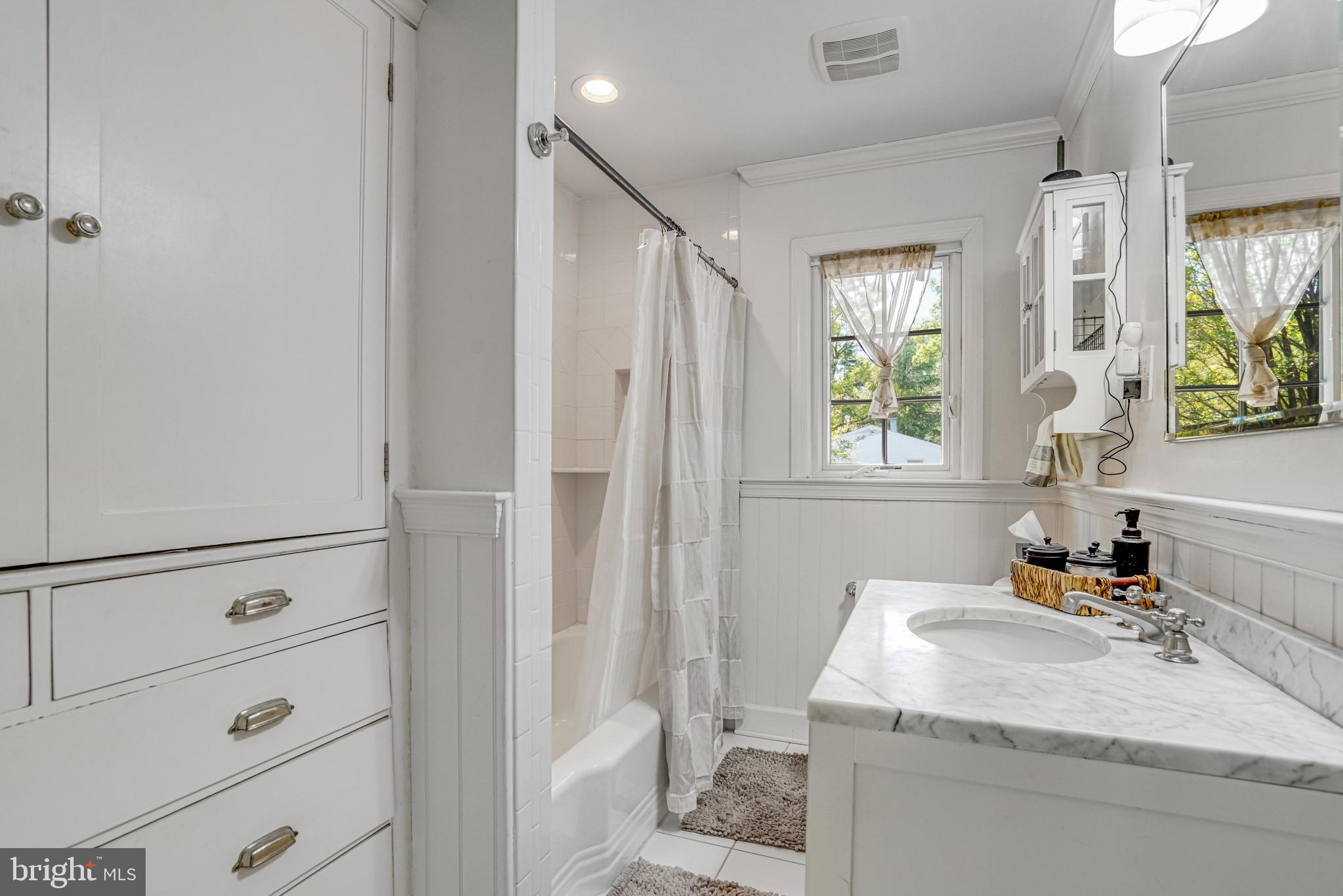 BUCKNELL MANOR - Residential