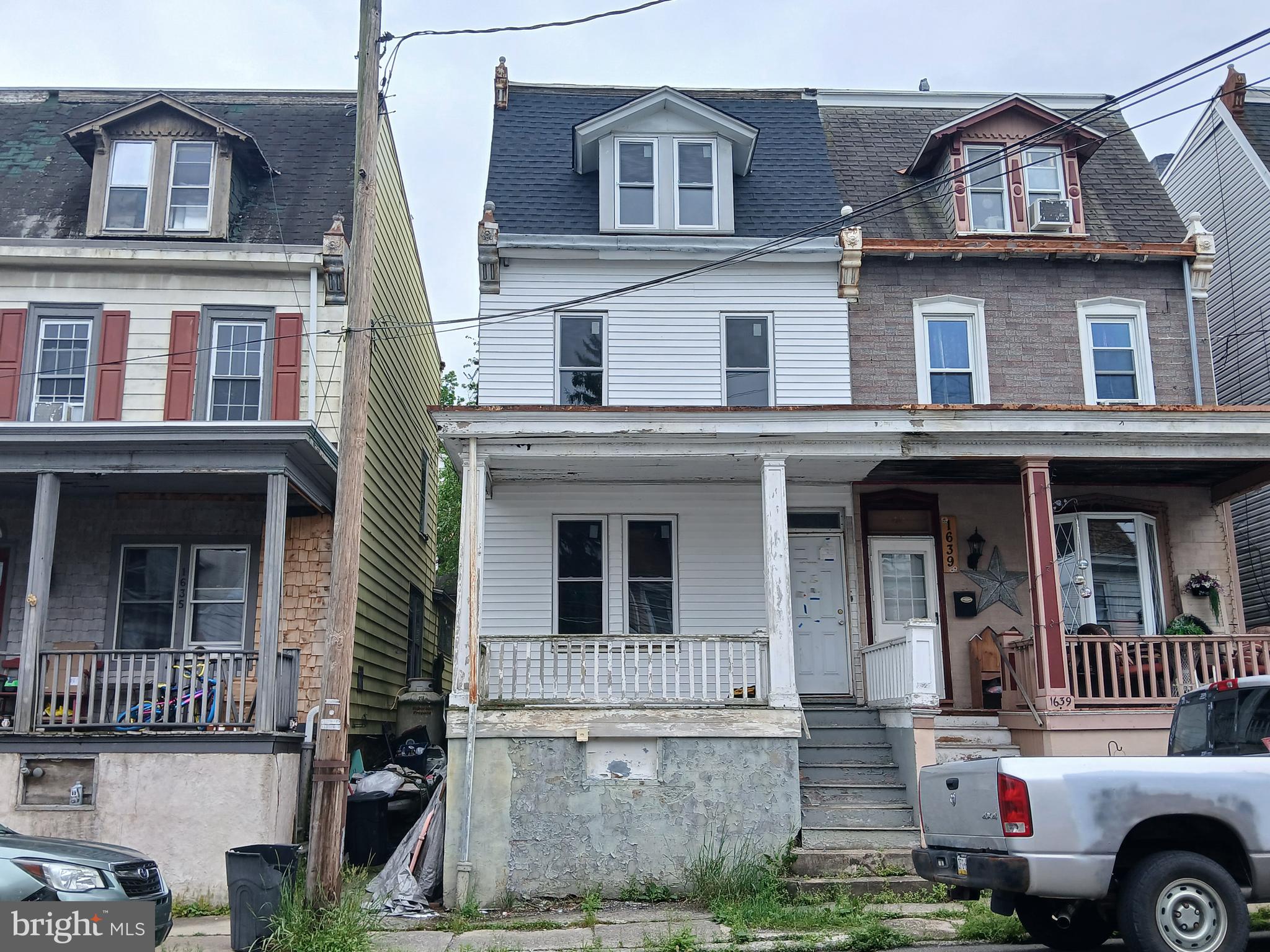 4 Bedroom, 2 Bathroom Project home.  Over 2000 sq ft to work with. Several new windows installed.  Sold as is.  Cash sales only.  Buyer responsible for clean out.  Bring your contractor and your ideas. Call today for more info!
