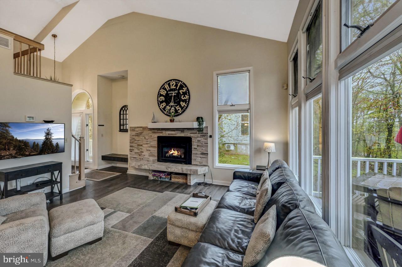 LAUREL WOODS - Residential