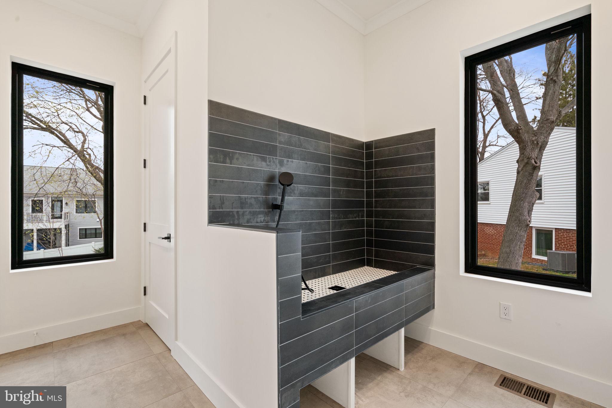 VIENNA WOODS - Residential