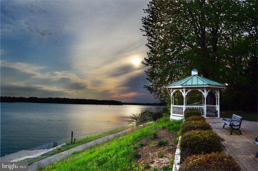 HILLSMERE SHORES - Residential