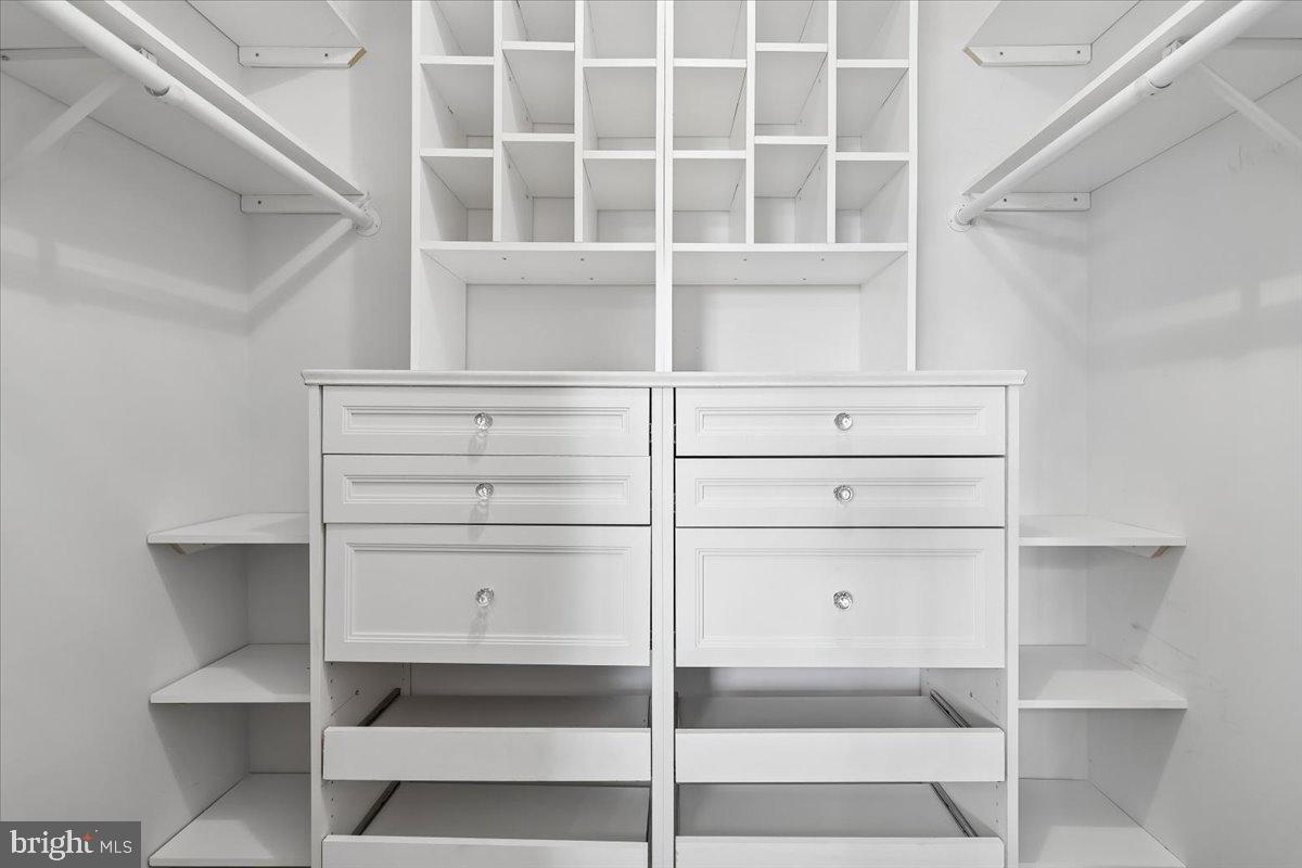 LAKESHORE CONDO - Residential